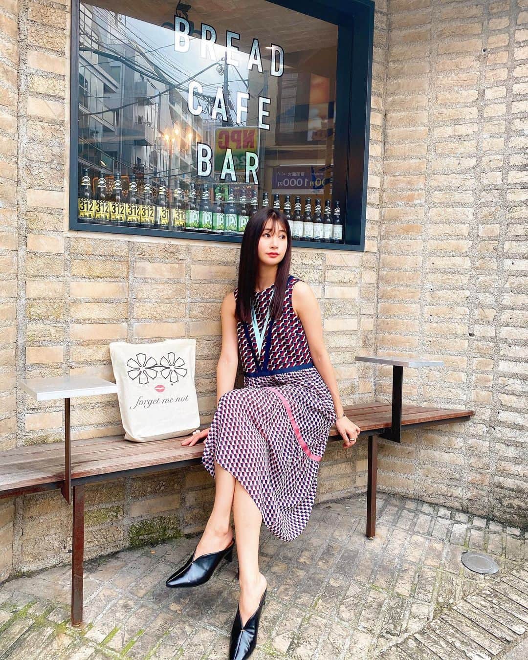 中村江莉香さんのインスタグラム写真 - (中村江莉香Instagram)「#heartim代官山 帰り〜💆‍♀️💈 IGTV保存してあります💕💕#髪質革命 ・ そんな日のコーデは wear // #andyoudressingroom  shoes // #viviancollection  eco bag // @forget_m_n  ・ #vivian ちゃんのお靴は軽くて👠種類も豊富でお値段もお利口さん..🤫👞👡 ローヒール🥿が多い近頃〜😍✨ #アンドユードレッシングルーム さんでのレンタルウェアも良く活用する私🌈 新しいお洋服はもちろんテンションも上がるし、お買い物も楽しいけれど、、気分を変えたい時や普段何度も着ないドレス👗など、レンタルウェアの活用も便利ですよ🌈 無駄なお買い物も無くかり助かります☺️💕 収納もね🤫💛💛 ・ #エコバック はもちろん#forget_m_n 🌸 #vivian公式アンバサダー #vivianコーデ #代官山 #2020ss #zozotown #ゾゾタウン #夏ファッション #夏コーデ #夏靴 #梅雨コーデ #秋靴 #今日の靴 #靴好きな人と繋がりたい #フラットサンダル #ぺたんこサンダル #ミュール #サンダル #ミュールサンダル #ミュールパンプス #ミュールコーデ #クリアサンダル #大人女子コーデ」7月24日 12時39分 - erica_nakamura