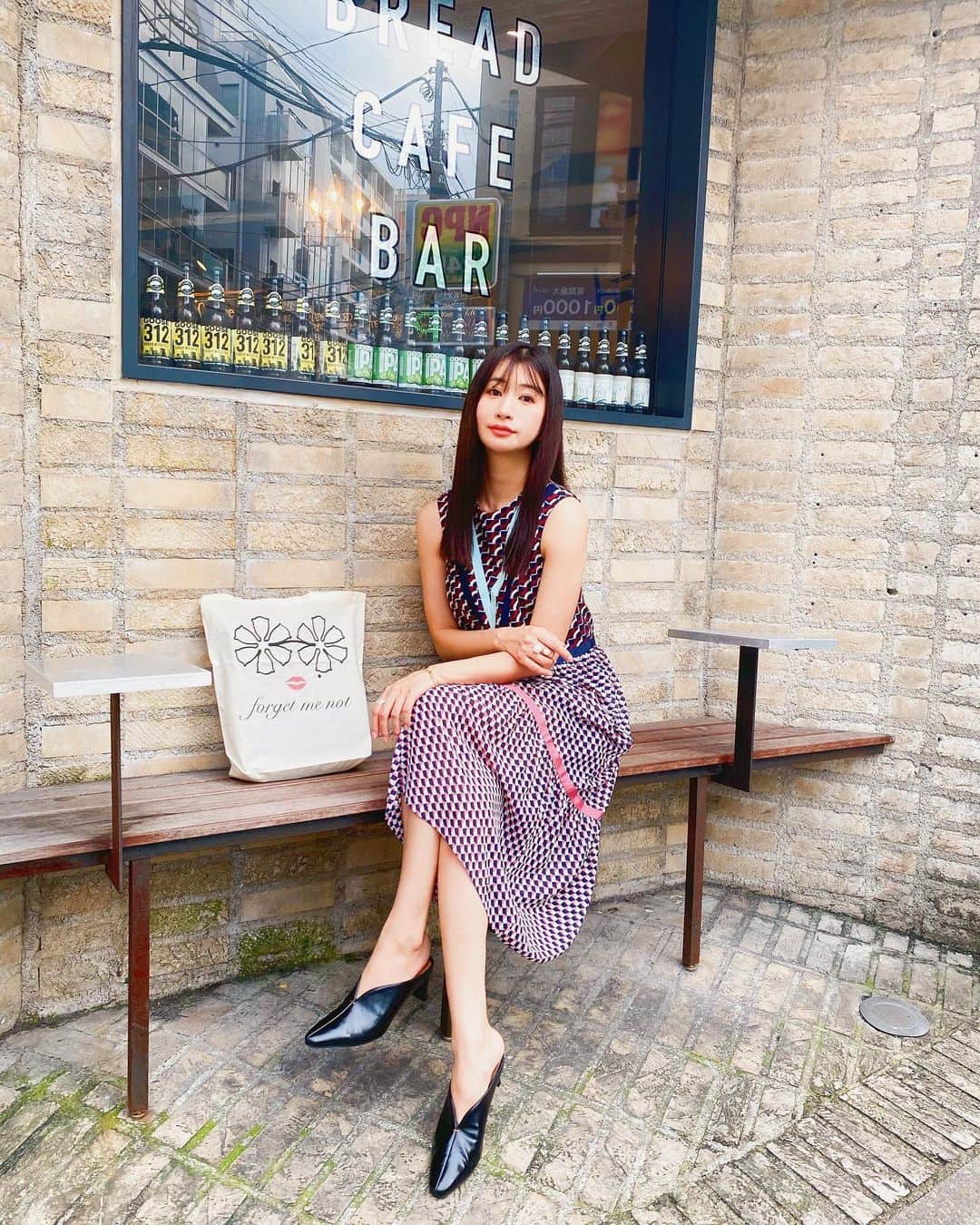 中村江莉香さんのインスタグラム写真 - (中村江莉香Instagram)「#heartim代官山 帰り〜💆‍♀️💈 IGTV保存してあります💕💕#髪質革命 ・ そんな日のコーデは wear // #andyoudressingroom  shoes // #viviancollection  eco bag // @forget_m_n  ・ #vivian ちゃんのお靴は軽くて👠種類も豊富でお値段もお利口さん..🤫👞👡 ローヒール🥿が多い近頃〜😍✨ #アンドユードレッシングルーム さんでのレンタルウェアも良く活用する私🌈 新しいお洋服はもちろんテンションも上がるし、お買い物も楽しいけれど、、気分を変えたい時や普段何度も着ないドレス👗など、レンタルウェアの活用も便利ですよ🌈 無駄なお買い物も無くかり助かります☺️💕 収納もね🤫💛💛 ・ #エコバック はもちろん#forget_m_n 🌸 #vivian公式アンバサダー #vivianコーデ #代官山 #2020ss #zozotown #ゾゾタウン #夏ファッション #夏コーデ #夏靴 #梅雨コーデ #秋靴 #今日の靴 #靴好きな人と繋がりたい #フラットサンダル #ぺたんこサンダル #ミュール #サンダル #ミュールサンダル #ミュールパンプス #ミュールコーデ #クリアサンダル #大人女子コーデ」7月24日 12時39分 - erica_nakamura