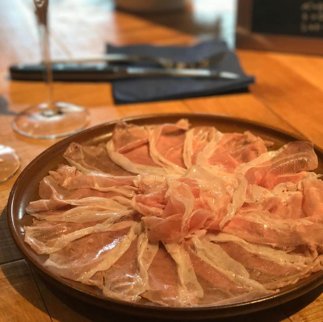 T.G.HEARTH TGハースのインスタグラム：「こんにちはTGハースです🐓﻿ ランチ・ディナーともにお席まだまだ余裕あります‼️‼️‼️﻿ 除菌などの対策もバッチリなのでちょっと寄ってみてはいかがですか？﻿ 是非遊びに来てください💕💕﻿ ﻿ 生ハム食べ放題も大好評開催中です✨✨✨✨﻿ ﻿ お電話お待ちしています。﻿ ☎️03-6416-9445﻿ ﻿ ◆モバイルオーダーも出来るようになりました✨﻿ プロフィールからHPをアクセスしてください♪﻿ モバイルオーダー﻿ https://tgh.for.dinii.jp/﻿ ﻿ ◆Uber eats・menu・出前館によるデリバリー﻿ 11:30〜21:00﻿ ﻿ ◆LINE@登録お願いします♪﻿ https://lin.ee/g0H4jc6﻿ ﻿ ﻿ 皆さまの笑顔に会えますように！💕💕💕﻿ ﻿ #TGハース#代官山ディナー#代官山ランチ#恵比寿グルメ#恵比寿ビストロ#恵比寿ディナー#代官山グルメ #ハース #代官山テイクアウト#恵比寿ランチ#プリン#チーズ#ロティサリーチキン#テイクアウトしよう#menu#恵比寿ワイン#テイクアウト#渋谷ディナー#恵比寿チーズ#tghearth#渋谷グルメ#渋谷ランチ#恵比寿チーズ#カフェ#チーズケーキ#渋谷テイクアウト#恵比寿新聞#恵比寿ビール#チーズフォンデュ#恵比寿テイクアウト」