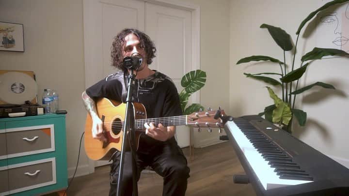 のインスタグラム：「The boys and I performed an acoustic set last week on Twitch and it’s now up on YouTube for you all to experience. Watch it on the @riserecords channel. Shoutout @joshstrock for joining us 🖤 Also sorry to all my neighbors hahah」