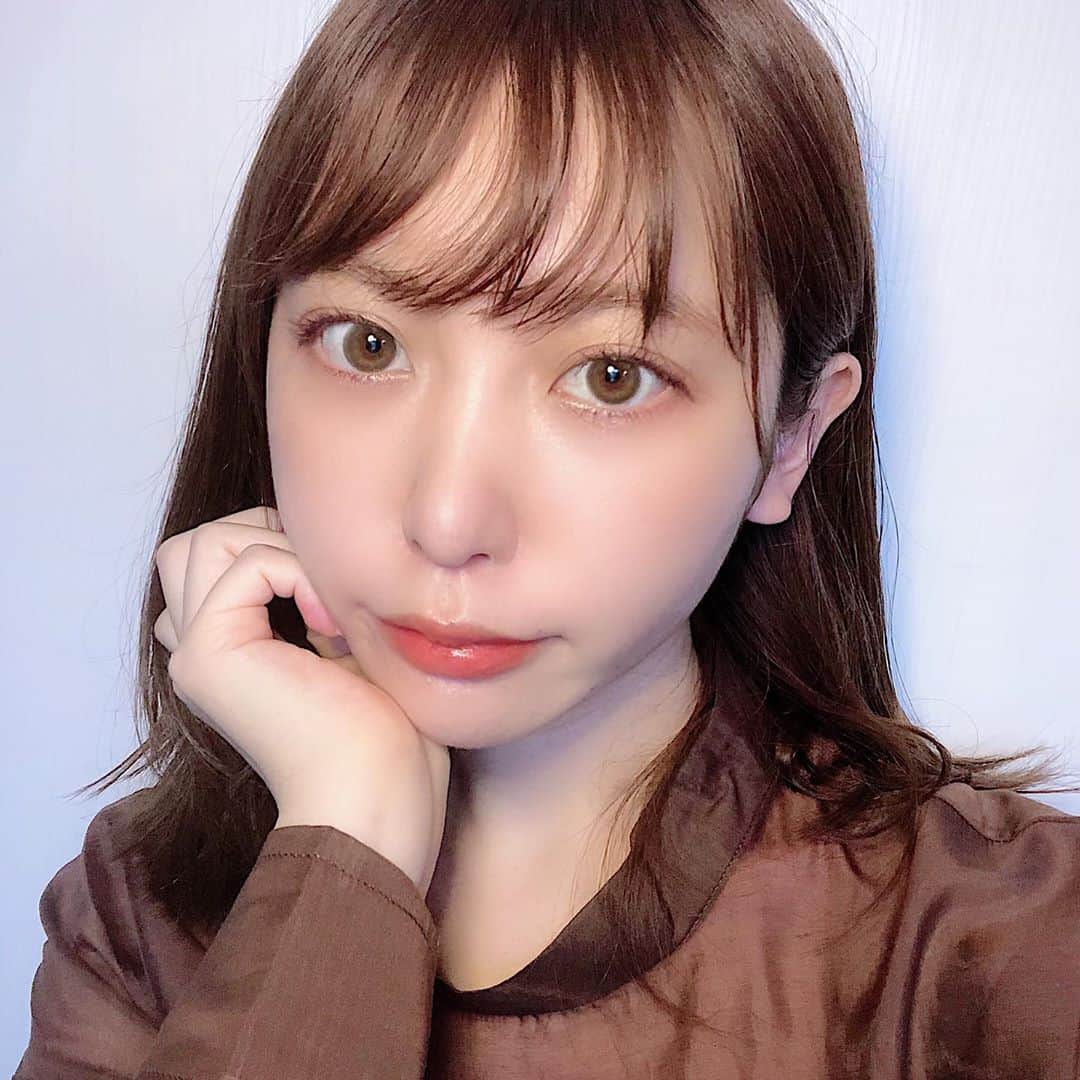 木村ミサさんのインスタグラム写真 - (木村ミサInstagram)「夏にむけてよかったもの。﻿ ﻿ ﻿ ﻿ ☑︎@24hcosme ﻿ 24 ミネラルモイストスティックファンデ﻿ ﻿02 ピンクベージュ ﻿ 厚塗りにならずにほどよい素肌感をだしてくれる。﻿ SPF50なのもこれからの夏にうれしい☀︎﻿ 最近石鹸で落ちる肌に優しいコスメであることが大切だったりもするので、﻿ それでいて薄付きでもカバーしてくれるのがありがたい。。。！(マスクで荒れ放題なので😂)﻿ ﻿ ﻿ スティックだから、持ち運びによくてポーチに忍ばせています🌿﻿ ﻿ ﻿ ﻿ ﻿ 夏にぴったりな贈り物ありがとうございます🎁﻿ thank you﻿ @cchannel_lemonsquare ﻿ @cchannel_girls ﻿ ﻿ ﻿ #24hcosme #cchannel #cchannel_lemonsquare ﻿ #cchannel_girls ﻿ #cosme #beauty #skincare #make #メイク #スティックファンデーション #uvケア #ファンデーション #コスメ」7月24日 12時58分 - misaxmas