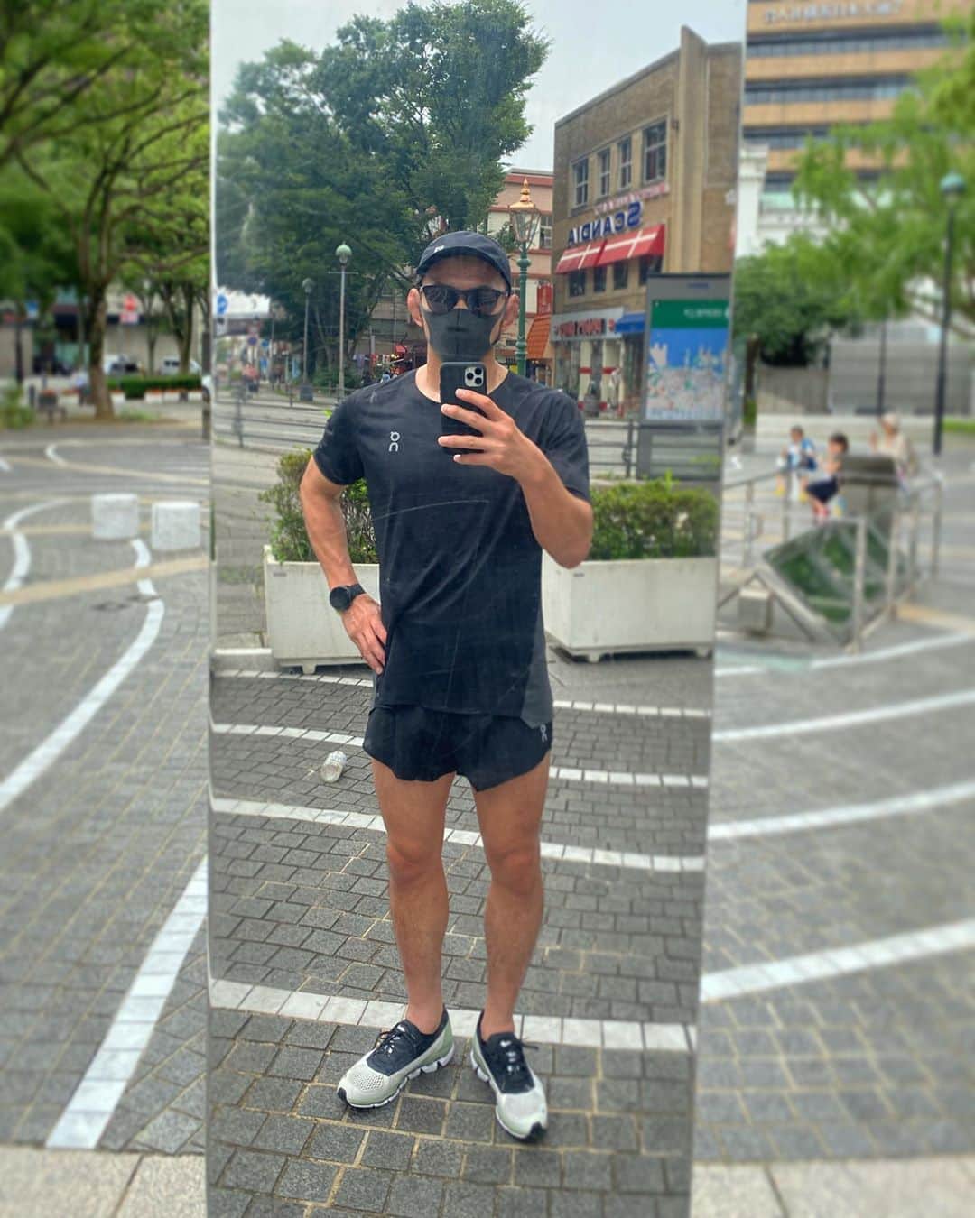 宇野薫のインスタグラム：「UNORUN  #今朝のみなとみらい NEW UNO☆KICKS On Cloudboom で走り抜けました💨  #unorun #unokicks #onfriends  #onrunning #onjapan #suunto7  #oakleyjapan #oakleyfrogskinslite #宇野薫」