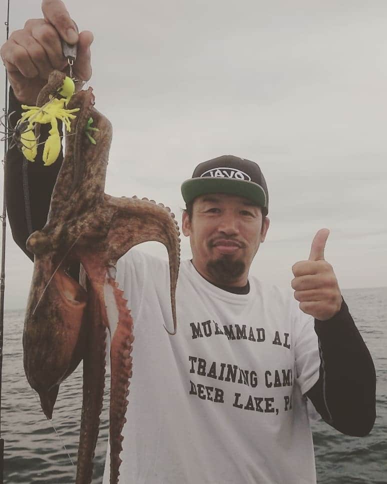 武蔵のインスタグラム：「タコもメクリアジも大漁だった！  1日船の上で波に揺られてバランスとりながらやってたので疲労が半端ない😵  タコとメクリアジ食べて疲れを癒します！  #武蔵 #釣り #タコ #メクリアジ  #fishing」