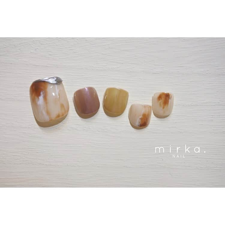 mirka. NAIL(ミルカネイル)さんのインスタグラム写真 - (mirka. NAIL(ミルカネイル)Instagram)「﻿ ﻿ new !!﻿ ﻿ ﻿ -----------------------------------------﻿ ﻿ ご予約、お問い合わせは﻿ LINE公式アカウント@mirka.nail(@含む)まで。﻿ 直近の空き状況はLINEタイムラインをご覧ください。﻿ ご新規さまの受付も再開してます。﻿ ﻿ オーダーネイルチップのご注文もお気軽にお問い合わせ下さい。﻿ ﻿ ﻿ 感染予防対策をしっかり行ったうえでお客様をお迎えしております。﻿ ﻿ 〈感染予防の取り組み〉と〈お客様へのお願い〉を﻿ ハイライトにてまとめておりますので、ご確認くださいませ◡̈﻿ ﻿ ﻿ ﻿ #mirkanail#nails#nail#nailart#naildesign﻿#footnail#pedicure  #ショートネイル#ネイルアート#ネイルデザイン#ネイル#大人ネイル#シンプルネイル#オフィスネイル#ニュアンスネイル﻿ #フットネイル#ペディキュア」7月24日 13時20分 - mirka.nail