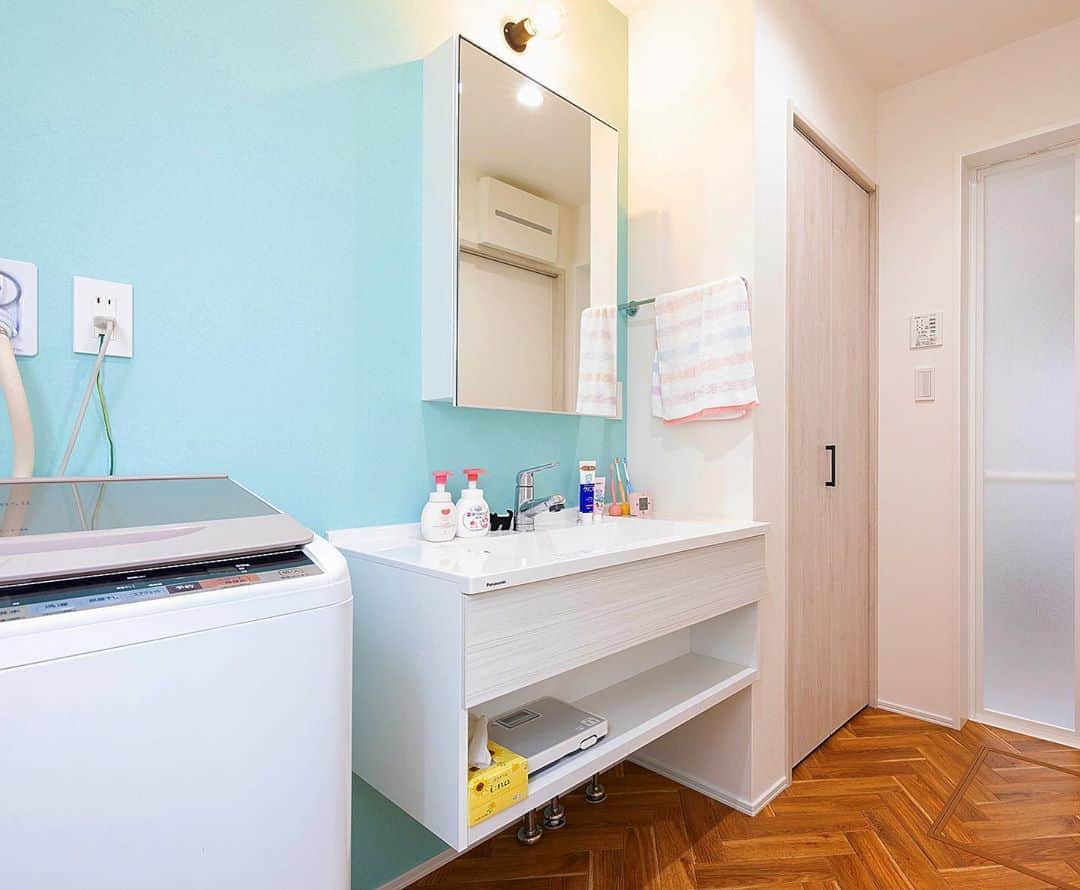 homelife 夢を叶える暮らし方のインスタグラム：「【水色クロス】 . . 水色のアクセントクロスが爽やかな洗面。 シンプルで使い勝手も良しです！◎ . . こちらのお家はアーキホームライフのお施主様邸の施工写真です。 その他の施工写真は、 @homelife_gallery のURLからご覧いただけます。 . 家づくりの資料請求はコチラから @homelife_shiryou . . #壁紙 #洗面 #洗面所 #水色 #青 #ブルー #アクセントクロス #クロス #爽やか #アクセント #ホームライフ #脱衣所 #マイホーム計画 #ローコスト住宅 #マイホーム #夢のマイホーム #間取り #シンプルな暮らし #暮らしを楽しむ #注文住宅 #自由設計 #デザイン住宅 #リノベ #リフォーム #home #homelife_京都 #homelife_大阪 #homelife_兵庫 #ホームライフ #ホームライフ100 #アーキホームライフ」