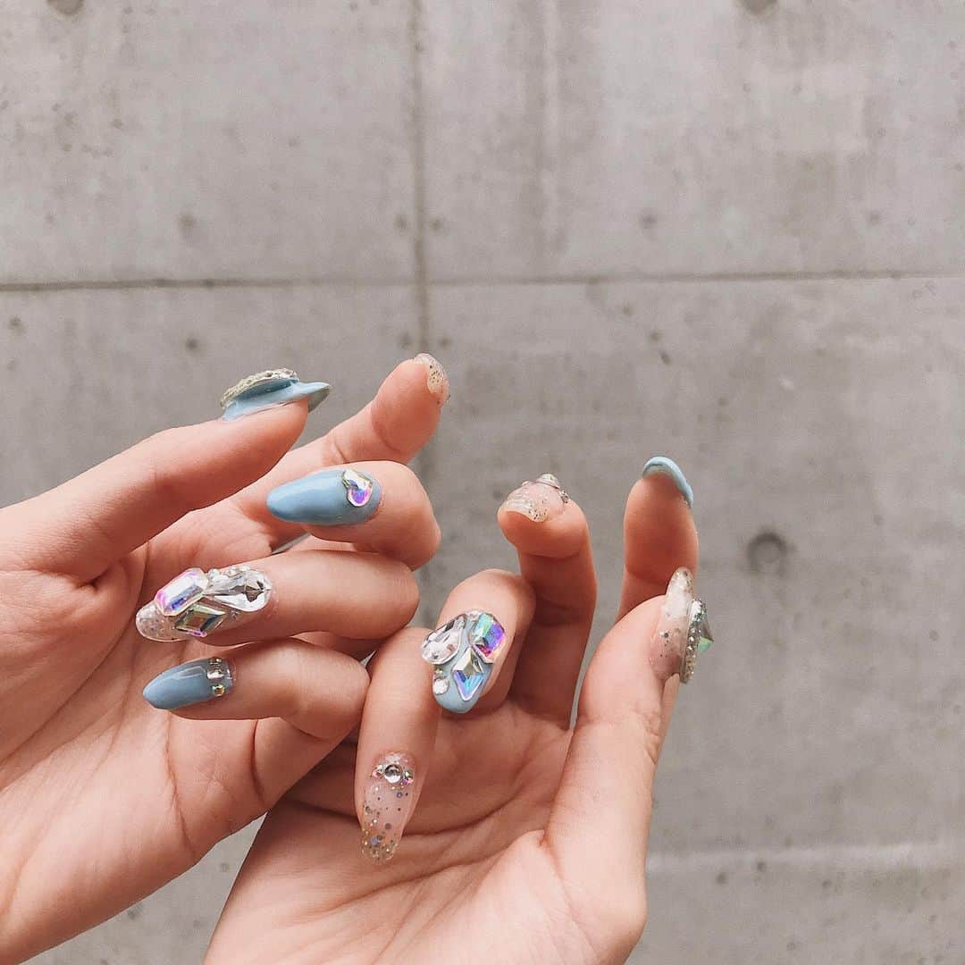 のインスタグラム：「SLF 💅 今回のセルフジェルは キラキラシンデレラネイル🤍  今回のパーツは全部 まさかのセリアで揃えた🤣❣️ セリアのクオリティにまじびっくりした、、  #selfnail#nails#nailart#glitter#cinderella#blue#summernails#self#selfcare#gelnails#gelnailsdesign#セルフネイル#セルフネイル部#セルフネイルデザイン#キラキラネイル#セリア#ジェルネイル」