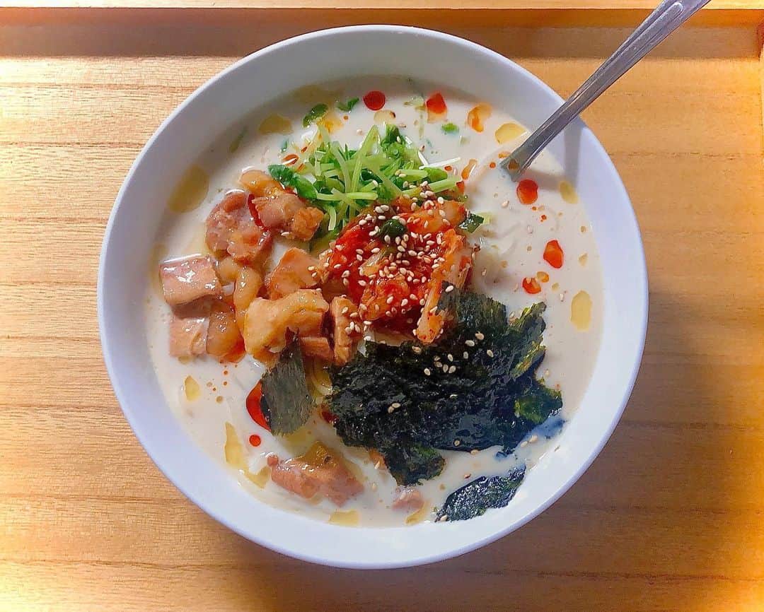 東なつ紀のインスタグラム：「せっかくの4連休🥺💓 美味しいもの食べる！  Photo① お家カフェ♡豆乳坦々素麺  Photo② お家居酒屋🏮🍻焼き鳥.馬刺し.あん肝ポン酢.いかマヨとか。  #お家カフェ #お家居酒屋」