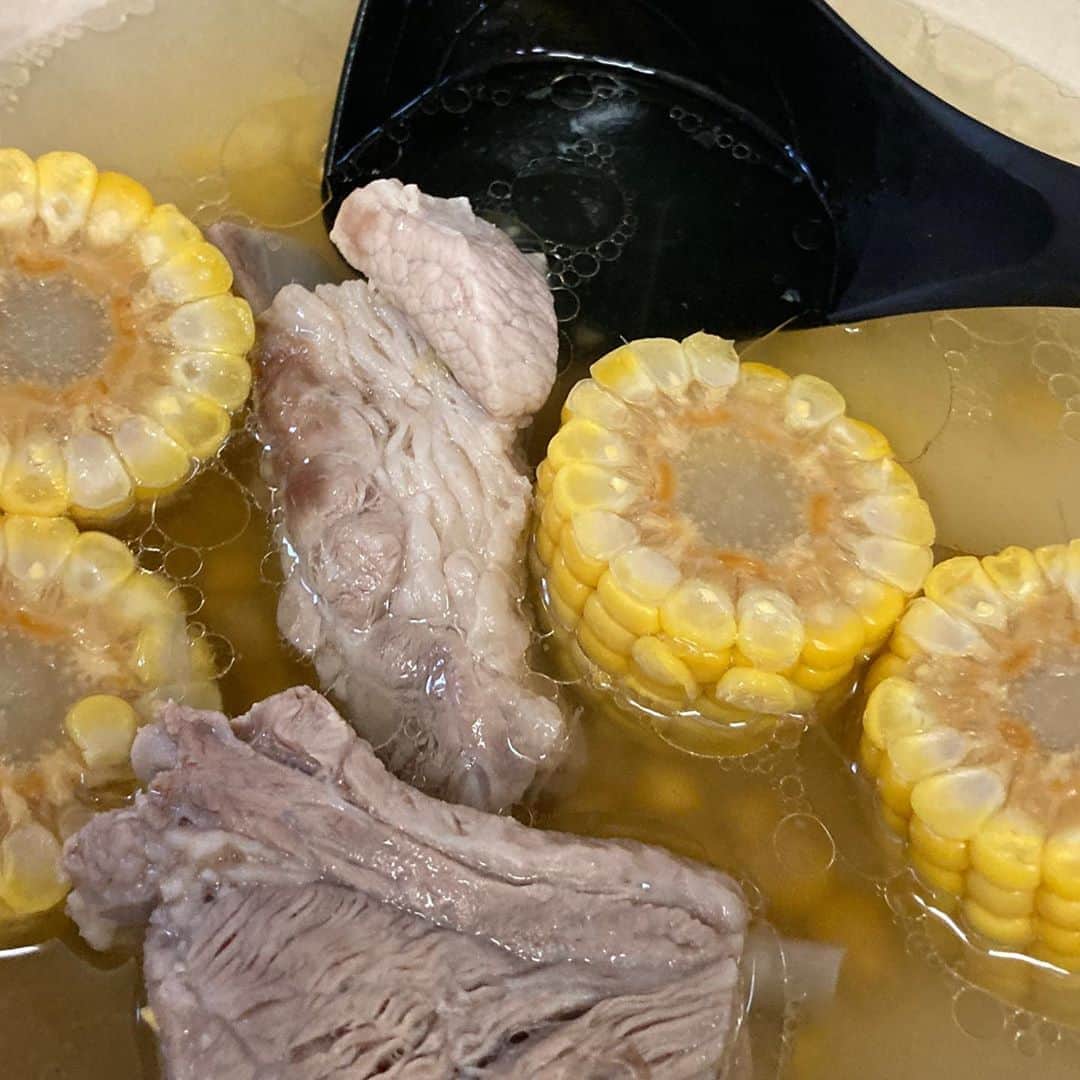 佐藤竜雄のインスタグラム：「昼はとうもろこしとスペアリブの塩スープ。酒と塩を入れて煮込むだけ。 #有賀薫さんレシピ #スープレッスン」