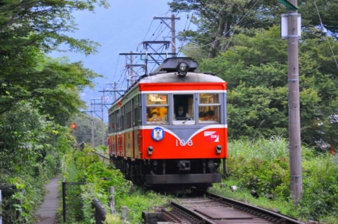 天翠茶寮さんのインスタグラム写真 - (天翠茶寮Instagram)「【箱根登山鉄道再開】 昨年10月の台風の被害を受けて運休を余儀なくされておりました 箱根登山鉄道が7月23日より箱根湯本～強羅館で運転を再開いたしました！  天翠茶寮と姉妹館ではこのニュースを記念して、お得なプランを販売いたしております。 姉妹館と記念のプランをご紹介いたしますので、ぜひチェックしてみてください。  ★天翠茶寮 【箱根登山鉄道再開記念セール】最大20％OFF／拘りの懐石料理を期間限定でお得に愉しめる＜■特選懐石＞   ★メルヴェール箱根強羅 @merveille_hakone_gora  【祝！箱根登山鉄道再開SALE】最大30%OFF！メルヴェール自慢の最上級会席でグルメを堪能＜特選会席■松コース＞   ★ゆとりろ庵 @yutorelo_an_gora  【祝！箱根登山鉄道再開SALE】最大25％OFF特選プランをお得にご用意！貸切露天風呂1回無料＜特選会席■＞  ★別邸今宵 @hakone_koyoi  【箱根登山電車再開記念】露天風呂付客室確約×最大30％OFF＆5大特典！人気NO.1会席付＜基本会席★月の雫＞   ■姉妹館～仙石原エリア～ ★箱根風雅 @hakone_fuga  【タイムセール】最大30%OFF！≪おこもり旅に人気≫自然豊かな仙石原に佇む24部屋の静かな宿＜基本会席★雅＞  新型コロナウィルス感染予防対策に関する情報は 公式サイトからご覧になれますので アカウントページのURLをご確認ください。 皆様のお越しをお待ちしております。  #天翠茶寮 #箱根登山鉄道 #箱根 #強羅 #木賀温泉 #大涌谷温泉 #露天風呂付客室 #旅行 #温泉 #夏休み #女子旅 #家族旅行 #足湯BAR #温泉女子 #頑張ろう箱根 #旅行好きな人と繋がりたい #温泉デート #hakone #japan #trip #travel #onsen #hotsprig #hotel #japantrip #train」7月24日 13時32分 - tensui_saryo