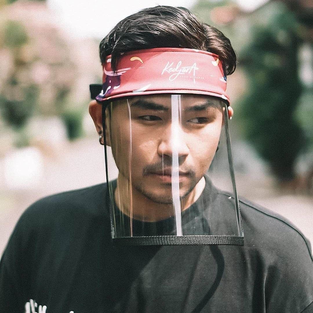 Ivan Gunawanさんのインスタグラム写真 - (Ivan GunawanInstagram)「This mask was made by love from Ivan Gunawan.  It is wash able and eco friendly . You can use it for your daily activity and don’t forget to wash it after you used it for a day. And we also give you a face shield to protect you from Covid-19, it has full protections from droplet, splash and dust, but still you will be looking Dope !  Stay clean, stay healthy, stay safe and stay stylish ❤️ . ——- Harga : Rp.149.000 Tersedia di @ KEDJORA COFFEE TEBET !!!! ——— ...... Yuk order  @kedjora.coffee sekarang juga ! ——— . #KEDJORATebet - WhatsApp Delivery : +62 813-1837-2760 Alamat: Kedjora Coffee Tebet Infinia Park Jl. Dr. Saharjo Kav.45 Manggarai, Tebet , Jakarta Selatan. . . #kedjoracofee #kedjoracoffeeBSD #kedjoracoffeeCipete #kedjoracoffeeTebet  #coffeelovers #coffee #espresso #matcha #espressomatcha #chocomilk #latte #strawberrycano #charcoallatte #love #lebihmaniskamu #kopikedjora #coffee #coffeetime #coffeelover #cappuccino #drink #moodbooster #love #photooftheday」7月24日 13時40分 - ivan_gunawan