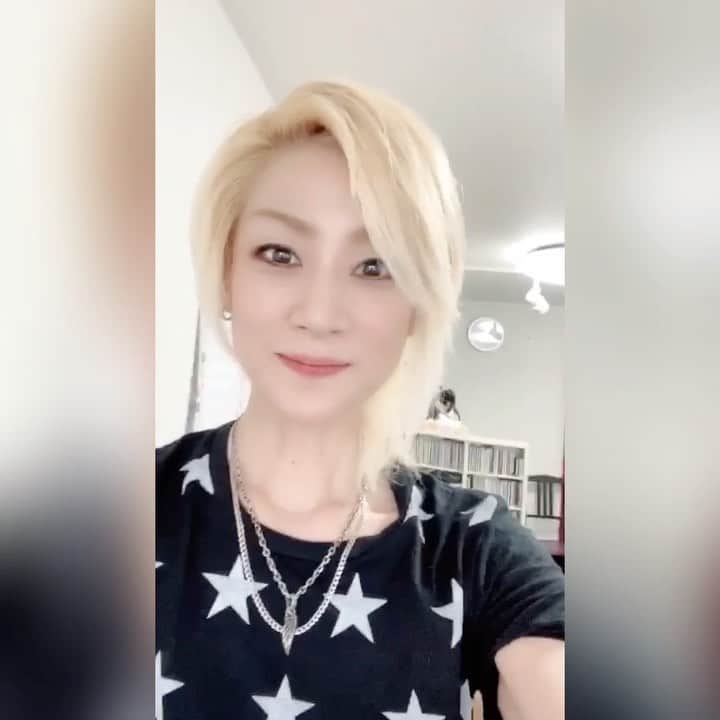 綺華れいのインスタグラム：「第6回目は大質問大会💫(*´꒳`ﾉﾉﾞ☆ﾊﾟﾁﾊﾟﾁ  『鳴海じゅん から 綺華れいへ 50の質問‼️』  『綺華れい から 鳴海じゅんへ 50の質問‼️』  これまでご参加の皆様からの  様々な質問にお答えして参りましたが  今回はお互いに  幼少期～宝塚でのこと～卒業してから～  ライトなものからディープなものまで( *´艸`)  根掘り葉掘り聞いちゃいます✨  一問一答形式でサクサクと流れますが  『ここ深堀りしたい✨』というところがあれば  チャットからドシドシ突っ込んでください🤣  後ほど『深堀りタイム』にて  更にエグッて参りましょー(*｀艸´)ｳｼｼｼ❤️  お楽しみにー💕  *☼*―――――*☼*―――――*☼*  【オンライントークライブ開催日時】  ７月３１日（木）  ２０：００～Zoomにログイン開始 ２０：４５～出席確認・簡単な操作説明 ２１：００ イベント開始 ２２：１５ イベント終了予定  ＊トークタイムは60分、ロスタイムを考慮して終了時間を15分延長しています。 ＊トークの盛り上がり次第では時間延長の可能性もあります。  ＊今回より「オンラインテスト配信」は行いません 当日ログイン時間を20時開場としましたので、入室にご不安な方はお早めにご入室ください✩.*˚  【出演】鳴海じゅん・綺華れい  【料金】２０００円(税込)  【お申し込み方法】 下記、お申し込み専用LINEよりお申し込みください。  ♦️お申し込み専用LINE♦️ https://lin.ee/AqZ0o0N (プロフィールよりブログへ)  〈必須ご記入事項〉 ①お名前(フルネーム) ②ニックネーム(希望者) ③携帯番号 ④メールアドレス ⑤ご使用の閲覧機器 ⑥鳴海じゅん・綺華れい、ゲストへの質問やメッセージなど  ※お申し込み確認後、詳細をご返信いたします。 ※お申し込み後のキャンセルは致しかねますことをご了承ください。 ※ご入金確認後、ID・パスワード等、参加方法を随時ご連絡させていただきます。  【お申し込み締め切り】 ７月３０日(木)午後１２時  【必要事項】 ・インターネットに接続できる環境  ・パソコン、タブレット、スマートフォンなどの閲覧機器  〈注意事項〉 ・事前にお知らせいただきましたニックネームでご参加くださいませ。 (把握のないお名前はご参加の許可ができません) ・お申し込み1件につき、1台の閲覧機器でお楽しみください。 ・ご自身のネット環境による不具合があった場合のご返金には対応致しかねますことをご了承ください。 ・Zoomホスト(主催者)は綺華が担当いたします。 ご不便をおかけいたしますが、生暖かく見守っていただけますと幸いです(⋆ᴗ͈ˬᴗ͈)”  *☼*―――――*☼*―――――  #綺華れい #鳴海じゅん #なるあやroom  #Zoomオンライン #オンライントークライブ  #Zoom #宝塚OG #宝塚歌劇団 #タカラジェンヌ #美魔女コンテスト #WEB賞受賞」