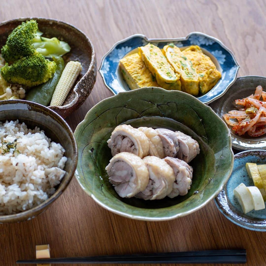 武井義明さんのインスタグラム写真 - (武井義明Instagram)「ロールチキンとネギ入り卵焼き、糠漬けは作りました。野菜は昨晩の残り、炊き込みご飯は頂き物を蒸し直し、韓国風イカそうめんはいつものお店で買ってきた。」7月24日 13時44分 - bebechef