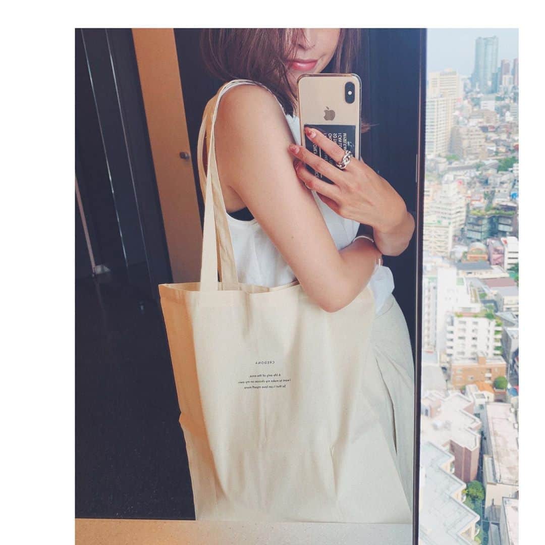 佐藤有里さんのインスタグラム写真 - (佐藤有里Instagram)「. . . お買い上げ頂いた方に プレゼントしようと思ってる オリジナルトートbag♡ . 最近はレジ袋有料になって よりエコbagが手放せなくなったよね☹️ . . 肩にも掛けやすいし、 すごく可愛くできたから たくさんの方の手に届くといいな🕊 . . #credona #credona_official #クレドナ #トートbag#エコbag #トートバッグ#エコバッグ」7月24日 13時44分 - yuri_212