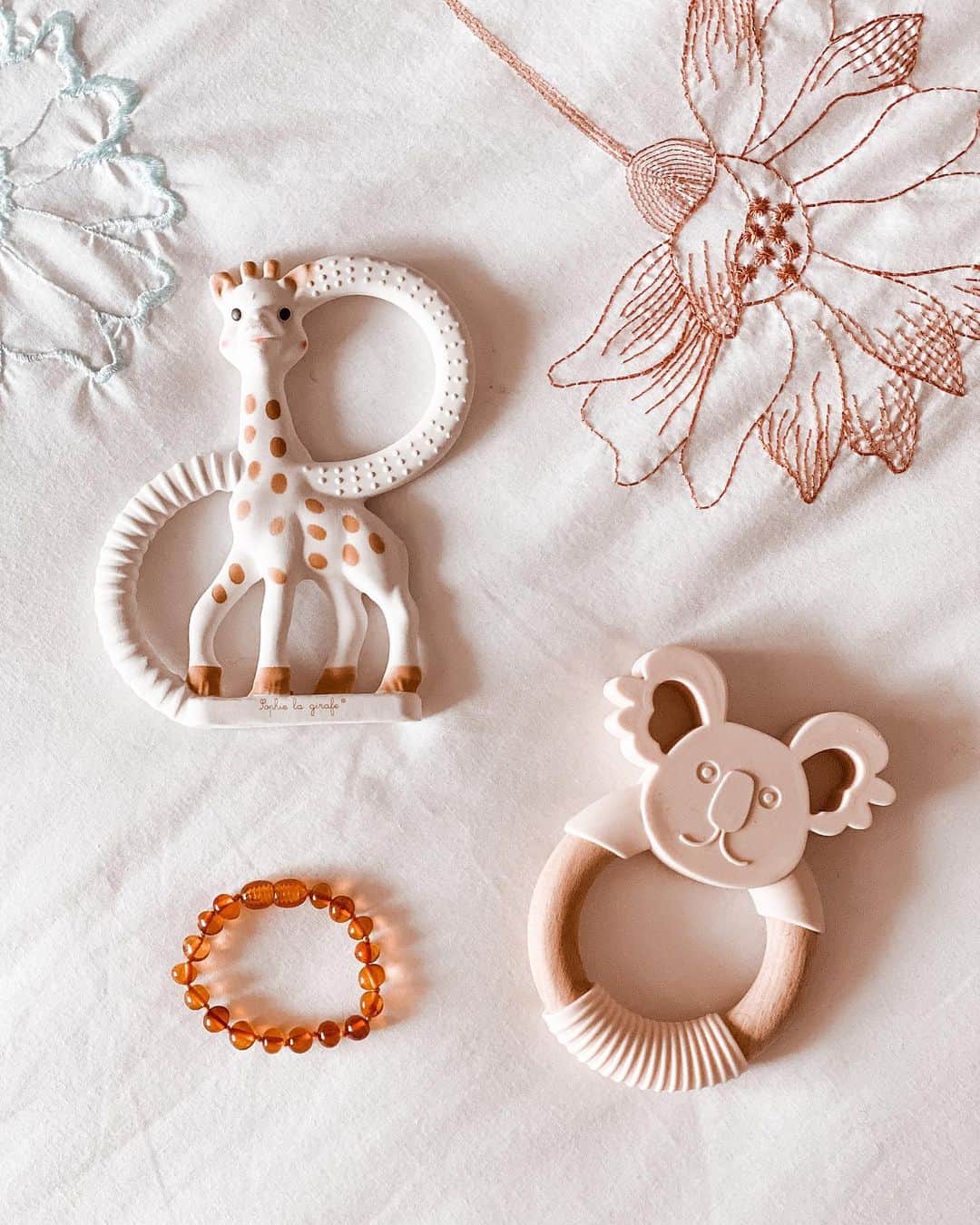 アン・カーティスのインスタグラム：「Teething has begun. Ang bilis 🥺  What are your favorite go to’s and teethers? So far, I have these. Any tips? 🌸」