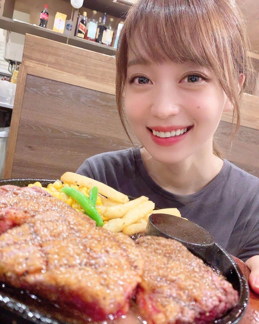 みき みーやんさんのインスタグラム写真 - (みき みーやんInstagram)「飯テロな動画ストーリーに大量投下しました❤笑 . この前仕事終わりに照樹と お肉食べたいー！ってなって 旨んまーいステーキ 大阪駅前第3ビル店へ❤ @unmaaai_steak  . ステーキ食べ比べ300g ・スペシャルレアステーキ（ハラミ） ・プレミアムロースステーキ ・ヘレステーキ　がどどーんと入っていて 一緒についてくる焼き石の上で ジュージューさせながら食べるの🤤❤ （どのお肉も柔らかくてジューシー🥺 . 1口食べて「あかん、これは白ごはんめっちゃすすむやつや」 ってなって白ごはんも注文して 柔らかいお肉にタレたっぷりつけて それを白ごはんにとんとんとん🤤 もう最高の組み合わせー❤🥩🍚 （私のオススメは歯がいらないレベルで柔らかいヘレ💕 . . そして旨んまーいハンバーグハーフ＆ハーフも🍴 . ハンバーグと上にチーズが乗ったコラボメニュー❤❤ 切って持ち上げた瞬間に 肉汁が出てくる本格派のハンバーグなの😍 . ハンバーグなのにお肉を食べてる感覚で 食べ応え抜群なのにふわっふわ！笑 これどうやって作ってるんか 教えてほしい😭家で作りたい😭😭笑w . プラスで頼んだガーリックシュリンプも牡蠣も大正解やったし ここはまた絶対行く。笑 . 仕事帰りにーとか がっつりお肉食べたーい日に めっちゃおススメです❤ またランチでもお邪魔しよーっと🌷 . #ウマステ #旨んまーいステーキ #大阪ランチ#大阪グルメ#大阪ディナー#梅田ランチ#梅田ディナー#梅田グルメ #肉食女子#グルメ女子#前髪 #ポニーテール#ラフコーデ#肉好きな人と繋がりたい #gourmet#茶色めし #フォトジェ肉#foodstagram #グルメスタグラム #第三ビル #肉汁ハンバーグ#フードスタグラム #ヘアアレンジ#美味しいもの#gourmetfood#beefsteak#肉料理#肉スタグラム#肉肉肉」7月24日 13時50分 - mi_yan0101