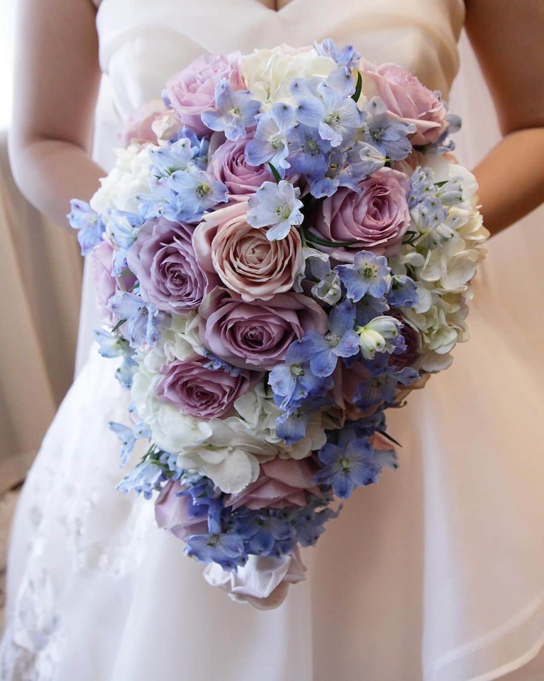 セレス高田馬場さんのインスタグラム写真 - (セレス高田馬場Instagram)「. . . 【生花ブーケ💐】 . . ブーケのデザインや色味は専任の コーデネーターとお打ち合わせを 行いながら決めていきます。 . . 何回でもお打ち合わせを行って 頂けるので、納得のいく自分だけの ブーケを是非作って下さい☺️✨ . . . . 💍》［ #セレス高田馬場 ］［ #セレス花嫁 ］で フェアの様子や当日レポをUP してね✨ こちらのアカウントでご紹介させて頂きます❣️ follow me👉 @celestakada . . 🤵👰》人気のブライダルフェアに参加しよう✨ 詳しくはTOPのURLからHPをcheck👀 . . セレス高田馬場💒 ☎️03-3207-5161 ［営業時間］11:00~19:00［定休日］木曜日 ※詳しくはHPをご確認下さい . . #CELES高田馬場#CELES花嫁#プレ花嫁#卒花嫁 #結婚式準備#挙式#大聖堂#結婚式#結婚式場 #ブライダルフェア#式場見学#東京花嫁 #高田馬場#wedding#前撮り#チャペル #全国のプレ花嫁さんと繋がりたい #全国の卒花嫁さんと繋がりたい #2021年春婚#2021年夏婚#2020年秋婚 #2020年冬婚#ブーケ#生花ブーケ#ドレスアイテム#ドレス小物」7月24日 13時53分 - celestakada