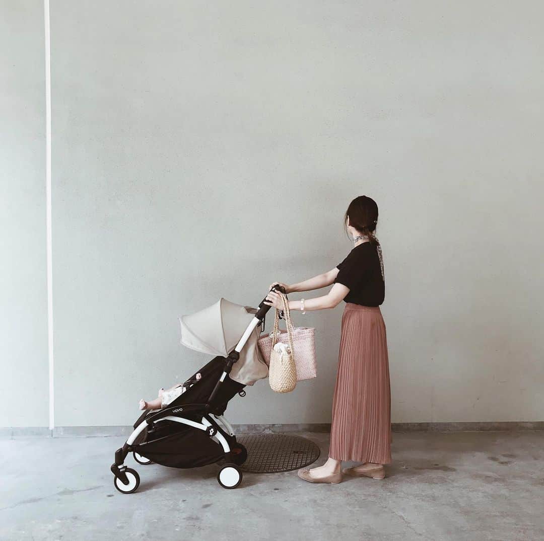 yuiのインスタグラム：「stroller début ! 悩んでいたベビーカーはyoyo2 ＋6のbeigeにしました。 toffeeともすごーく悩んだけど、夏だし涼しげな色にしたかったので結局beigeに。 でもyoyoはファブリック部分だけ簡単に着せ替えができるので、秋冬はtoffeeを追加で買おうかなと🙄(でもgingerも気になってるんだな💭) ほぼ写ってないけどレッグレストとカップホルダーも付けてカスタマイズしています◎ ちなみに＋6は、一応生後６か月頃から〜と謳われているけど、首がすわっていればもっと早くても使用可能とのことだったので、近場で短時間のお出掛けから少しづつ慣らし始めているところ。(むすめはもうすぐ４か月) 初めて乗せた時は、眠りもせず泣きもせず笑いもせず、神妙な面持ちでずっと起きてたのでちょっと緊張してたみたい。笑 対面にはできないタイプなので、ママの顔みえなくてちょっと不安だったかな😧(ちょこちょこ停めては顔見せて話しかけてたけど、表情かたかった😅) でも２回目以降は少し慣れて、寝られるくらいの余裕ができてきたようです◎  yoyoにした１番の決め手はやっぱりたたんだ時のコンパクトさ。 マンション住まいで玄関が狭いため、置いておくのに邪魔にならないものが良かったし、旅行が好きなので、機内持ち込み可能&肩にかけて持ち運べるサイズ感と軽さも魅力的でした。 あとはカラバリ豊富でデザインもスマート。オプションも多くてカスタマイズできるところも◎ 走行性もスムーズで良いです◎ 欲をいえば、もう少しリクライニングが倒せたり、もう少しシート位置が高ければなぁと🙄 #ベビーカー選び ←私もさんざんこのタグを見て研究したので、今悩んでいる方の参考になればと思い、長いけど感想をまとめておきました😅」