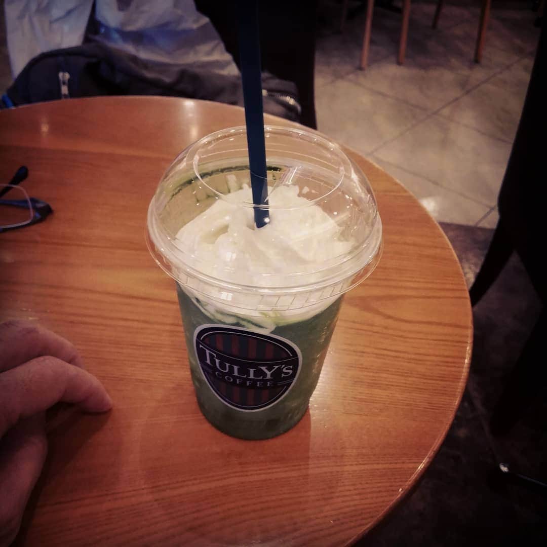のインスタグラム：「。 今日も雨☔だねー。 エミフルで2時間ウオーキング。 途中らなんだかセールやって て買い物し(^^)(^^)、休憩なう。 ‥こんなに沢山のお客さま来てる のに何故、ライブはあかんのだ？ (*_*)なーんて♫」