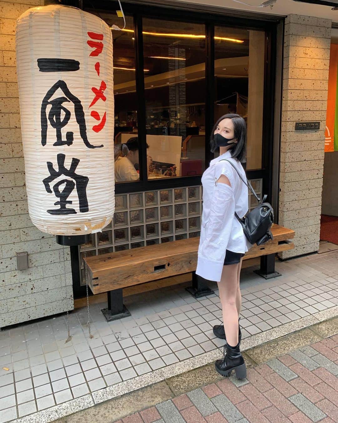 Rabiのインスタグラム：「I haven’t gone out to eat since the whole quarantine situation started. Lot of restaurants are reopening lately so the first thing I had was #ramen🍜 ﻿❤️ ﻿ What food did/do you miss the most? ﻿🥺  ┈︎┈︎┈︎┈︎┈︎┈︎┈︎┈︎┈︎ #ippudo #ippudoramen﻿ #japaneseramen #japanesenoodles #tonkotsuramen #tokyoramen #ilovejapanesefood #tokyofoodies﻿ #ilovejapanesefood #japanesegirl #lifeintokyo﻿ #lifeinjapan #데일리 #일본 ﻿ #일본스냅﻿ #도쿄  #생활」