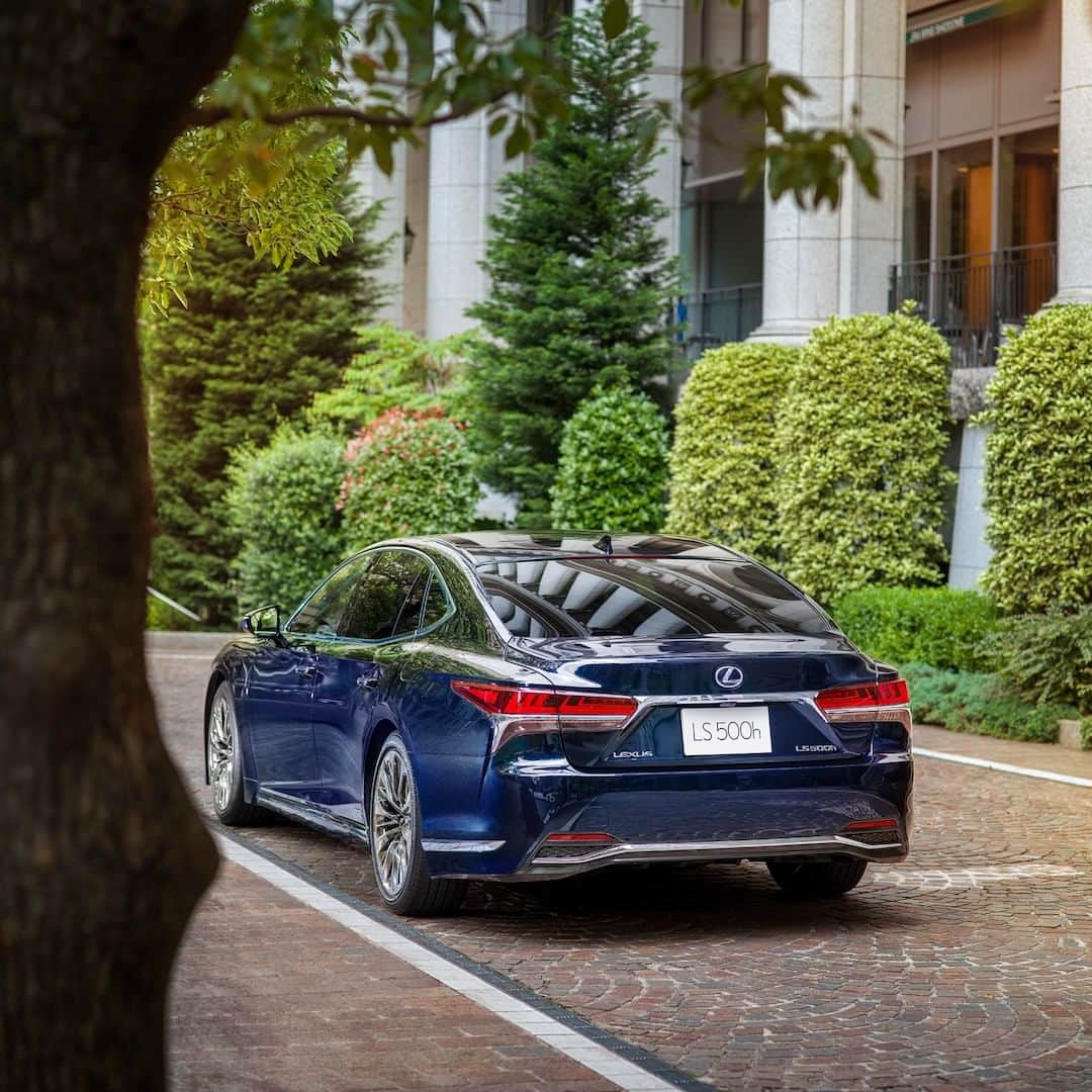 Lexus UKさんのインスタグラム写真 - (Lexus UKInstagram)「The pinnacle of elegance. #LexusLS  #Design #CarDesign #Automotive #Lexus #LuxuryTravel #Luxury #Carsofinstagram」7月25日 1時01分 - lexusuk