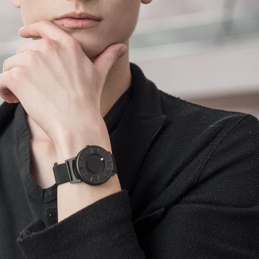 Eone Time Japanさんのインスタグラム写真 - (Eone Time JapanInstagram)「定番と認識されたものには必ず理由がある。 マットなブラックは間違いない。  [写真説明] 黒いスーツを着た人が顎に手を添えています。手元にはBradley Mesh Blackをつけています。  Design for everyone, Eone  www.eone-time.jp  #watch #時計 #腕時計 #おしゃれ #デザイン #視覚障害 #bradleytimepiece #eone #everyone #ブラッドリー #イーワン #ブラッドリータイムピース #さわる時計 #今日の時計 #時計好き #お洒落さんと繋がりたい #ペアウォッチ #プレゼント #サマーセール #セール」7月25日 1時01分 - eone_japan