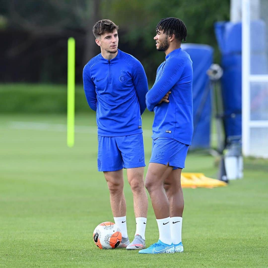 チェルシーFCさんのインスタグラム写真 - (チェルシーFCInstagram)「Deep in #CHEWOL discussions! 💭👊 @masonmount10 @rjames #CFC #Chelsea」7月24日 23時40分 - chelseafc