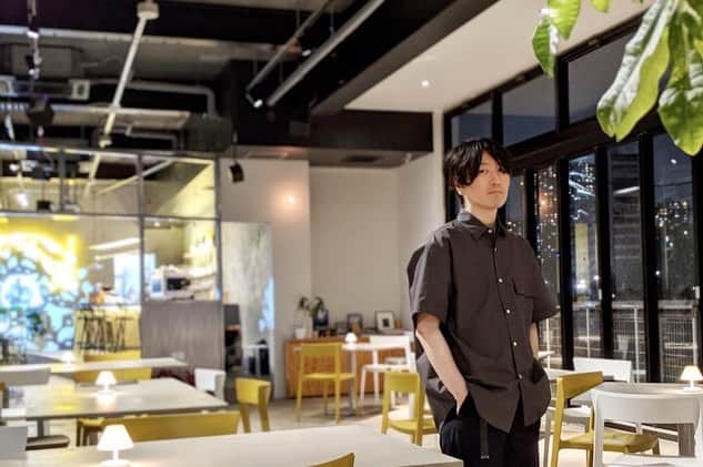 佐藤純一のインスタグラム：「Real Soundさんに、【特集：「コロナ以降」のカルチャー】第7弾として取材していただきました。  新曲「Pathos」と7.26(日曜)のオンラインライブに至る経緯だけでなく、  ・"民主主義" or "独裁主義" ・"無観客ライブ"という呼称への違和感を経て"オンラインライブ"へ ・通常のライブの代替えではなく全く新しいコンテンツを作ること ・「現場と自宅＝非日常と日常＝ハレとケ」 ・ハラリの『サピエンス全史』 ・「物語」を信じる力こそが、人間が人間たる所以 ・“アニソンアーティストの危機”  などなど、僕がコロナ以前〜コロナ以降に考えていたことを大体網羅した、総集編的なロングインタビューになりました。  取材場所は今回オンラインライブを行う、KITEN。 僕は共同プロデューサーとして主にステージや照明周りに関わっています。  よろしければ御覧くださいませ。  https://realsound.jp/tech/2020/07/post-590702.html  #fhánaONLINE #RealSound #fhána」