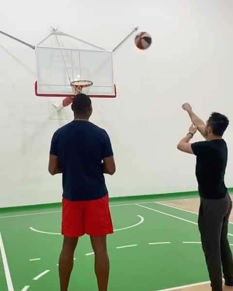 アレッサンドロ・ローザ・ヴィエイラのインスタグラム：「VIDEO- Sempre que vier ao Brasil, estarei a disposição pra continuar te dando uns toques @imfelicio 🏀 🏀 -  Espero ter ajudado! 👍🏻 @nba @chicagobulls @imfelicio」