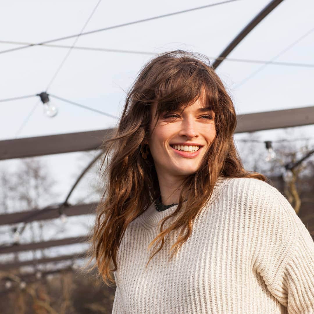 ベンシモンのインスタグラム：「Notre sourire quand on réalise que ce soir c'est le week-end ! 😍 ​Psst ! Notre collection été est soldée jusqu'à -50% sur le site et dans nos boutiques, c'est le moment d'en profiter ! ☀️ ​🇬🇧 Our smile when we realize that tonight is the weekend! 😍 Psst! Our summer collection is sold out up to -50% on the site and in our shops, it's time to enjoy it! ☀️ ​#bensimon #bensimoncollection #lebarn #barnhotel #mode #sales ​」
