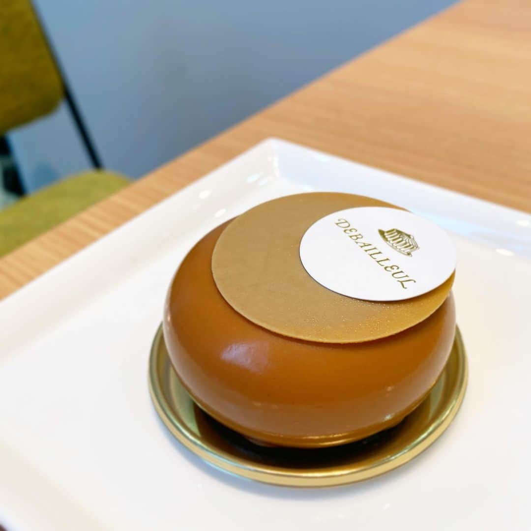 市川歩美さんのインスタグラム写真 - (市川歩美Instagram)「ドゥバイヨルの新作チョコレートケーキ3種類がとてもおいしいので試してみて❣️❣️❣️  3種すべて好きでしたが個人的に特に私が気に入ったのは「アグリュム」です。  第4のチョコレートといわれるブロンドチョコレートを使ったモダンなデザイン。柚子とオレンジ、キャラメルの香りがマリアージュして  「わー、みかん🧡🍊」となるほど、最終的にみかんの香りが立ち昇ります。大好き！ぜひ体験して💛💛💛  #ilovechocolate  #chocolat #chocolatelovers  #chocolate #チョコレート #チョコレート大好き #チョコレート好き #ショコラ #チョコレート好きと繋がりたい #チョコレートケーキ #カカオ #ドゥバイヨル #ドゥバイヨル丸の内オアゾ店 #丸の内 #丸の内オアゾ #チョコレートケーキ #柚子 #丸の内カフェ #みかんの香り #新作ケーキ #debailleul」7月24日 23時43分 - ayumichocolat