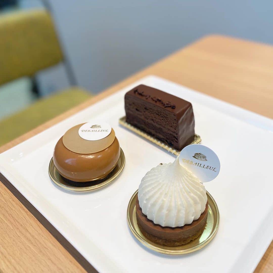 市川歩美さんのインスタグラム写真 - (市川歩美Instagram)「ドゥバイヨルの新作チョコレートケーキ3種類がとてもおいしいので試してみて❣️❣️❣️  3種すべて好きでしたが個人的に特に私が気に入ったのは「アグリュム」です。  第4のチョコレートといわれるブロンドチョコレートを使ったモダンなデザイン。柚子とオレンジ、キャラメルの香りがマリアージュして  「わー、みかん🧡🍊」となるほど、最終的にみかんの香りが立ち昇ります。大好き！ぜひ体験して💛💛💛  #ilovechocolate  #chocolat #chocolatelovers  #chocolate #チョコレート #チョコレート大好き #チョコレート好き #ショコラ #チョコレート好きと繋がりたい #チョコレートケーキ #カカオ #ドゥバイヨル #ドゥバイヨル丸の内オアゾ店 #丸の内 #丸の内オアゾ #チョコレートケーキ #柚子 #丸の内カフェ #みかんの香り #新作ケーキ #debailleul」7月24日 23時43分 - ayumichocolat