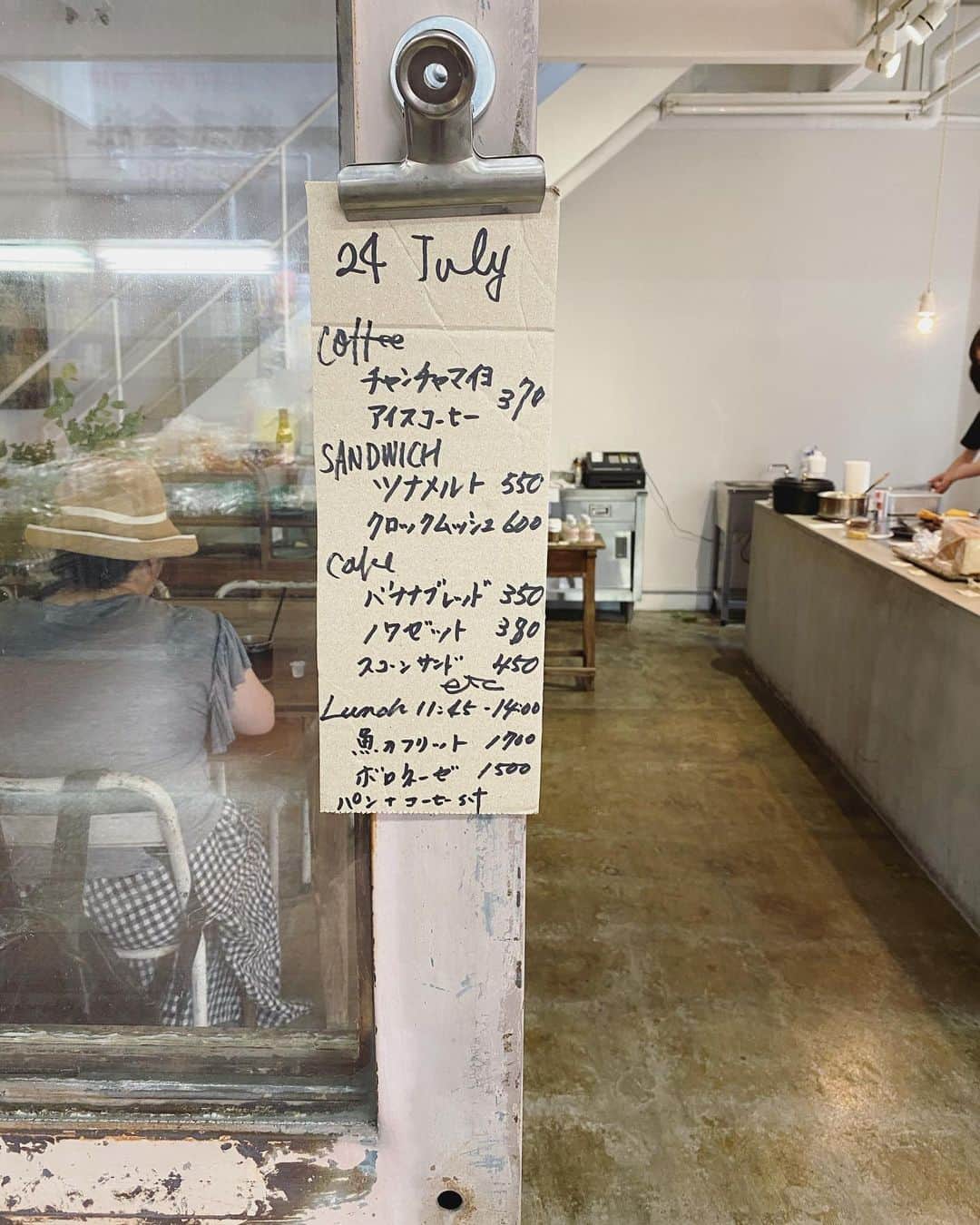 小堀紀代美さんのインスタグラム写真 - (小堀紀代美Instagram)「車で川を越えて20分。 橋を渡っただけで少し旅気分に。  朝ごはんを食べに市場の中にある「調理室池田」へ。ツナメルトサンドとコーヒーにヴィクトリアケーキとスコーン。おいしい。  市場で買い出しを兼ねる楽しみもあり、朝から有意義な1日の始まりに。 野菜もあれこれ、魚屋さんではタコを1匹買って。」7月24日 23時43分 - likelikekitchen