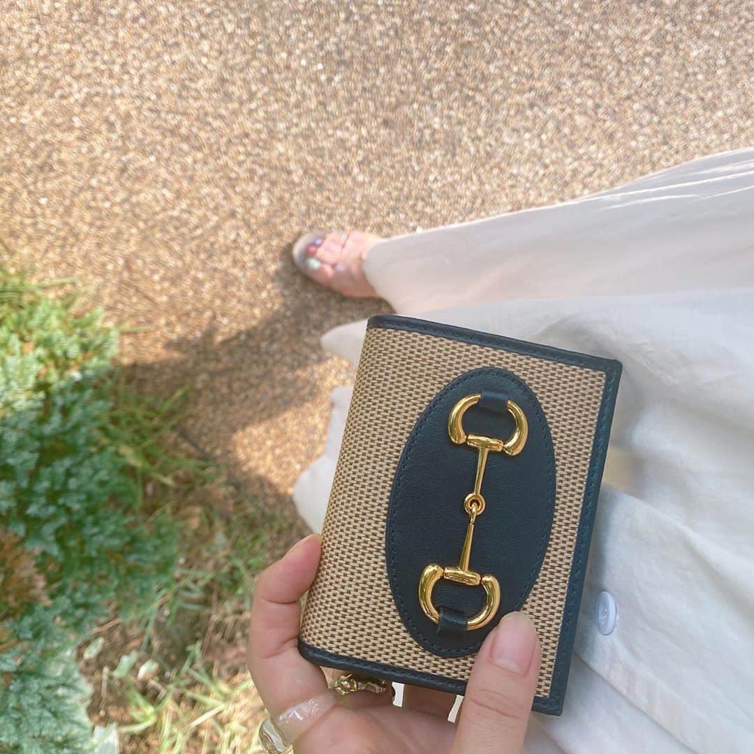 のインスタグラム：「この間ちょっと晴れた午後🌞 すかさずぱしゃり。🐣  カードも1枚にしてポイントカードも全部捨てて…🤭🤭🤭 おにゅうな財布はコンパクトに🙆‍♀️🤍 #お財布」