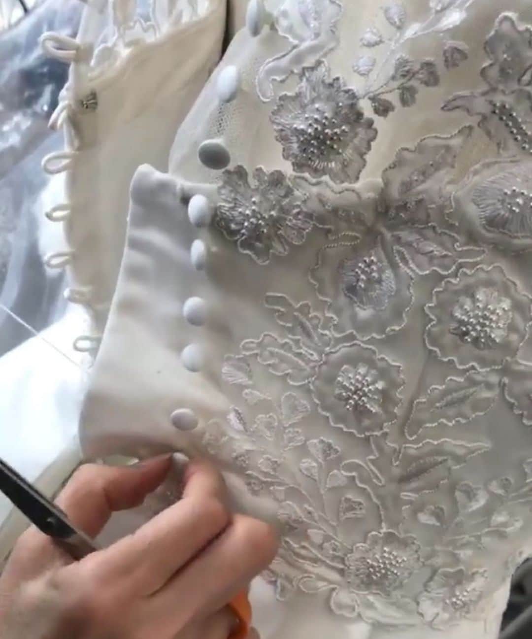 のインスタグラム：「Phillipa Lepley（フィリッパ・レプリー）のものづくり﻿ ﻿ デザインやパターン、縫製など﻿ 全てをロンドンのアトリエで製作しているPhillipa Lepley﻿ ﻿ 花嫁様への想いをこめてハンドメイドにこだわり﻿ レースのデザインもオリジナルで作られています﻿ ﻿ 花嫁姿がこの先何十年経っても美しいようにと﻿ ハンドメイドで想いのこめられたドレス﻿ 是非店頭でお試しください﻿ ﻿ #花嫁準備﻿ #フォトウェディング﻿ #ウェディングドレス﻿ #ドレス選び﻿ #前撮り﻿ #ロイヤルウェディング﻿ #phillipalepley﻿ #フィリッパレプリー﻿ ﻿ Authentiqueでは、﻿ お客様に安心してドレス選びをして頂くために﻿ 新型コロナウイルス感染症対策として﻿ 安全対策のガイドラインを設けております。﻿ 詳細はWebサイトにてご確認くださいませ。﻿ ﻿ しばらくご不便をおかけいたしますが、﻿ ご理解の程どうぞよろしくお願いいたします。﻿」