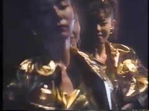 荒井 結生 Yuki Araiのインスタグラム：「「SHAKE IT PARADISE」久保田利伸 (1988) Live in Yoyogi﻿ ﻿ 久保田利伸1stアルバムから。﻿ サウンドもギラギラしておりますが、いつになく衣装もオーラもギラついております。﻿ ﻿ 演奏はクボジャーお抱えバックバンド「MOTHER EARTH」、﻿ バックグラウンド・ボーカルは80年代当時、あの「EVE」と双璧をなした女性3人組コーラスグループ「AMAZONS」。﻿ なんともセクシーなお姉さんたち、歌だけでなく“魅せる“コーラスが僕の好みです。」