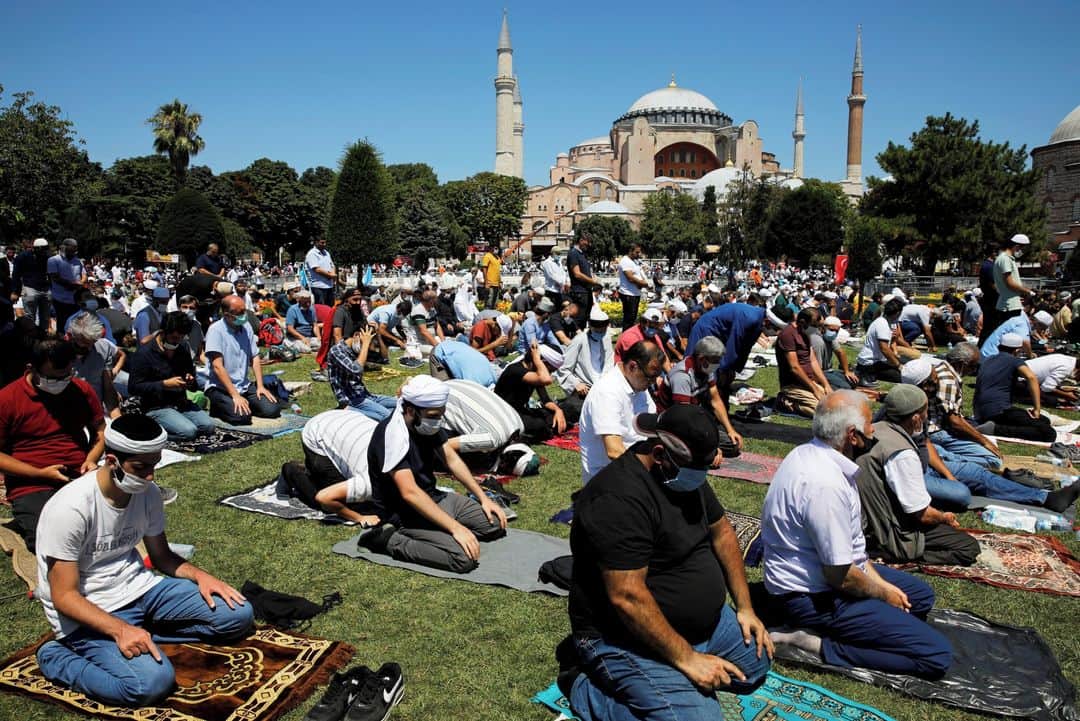 ルモンドさんのインスタグラム写真 - (ルモンドInstagram)「Plusieurs milliers de musulmans participaient vendredi à Istanbul en présence du président turc Recep Tayyip Erdogan, à la première prière dans et autour de l'ex-basilique Sainte-Sophie depuis sa reconversion controversée en mosquée le 10 juillet. Avant la prière, M. Erdogan, qui portait pour l'occasion une calotte islamique, a lu une sourate du Coran, selon les images retransmises par la chaîne d'information étatique TRT. Le chef de l'Autorité religieuse (Diyanet), Ali Erbas, a ensuite prononcé un prêche.⁣ Puis, les quatre minarets de Sainte-Sophie ont émis l'appel à la prière qui signale le début du rite.⁣ Oeuvre architecturale majeure construite au VIe siècle par les Byzantins qui y couronnaient leurs empereurs, Sainte-Sophie avait été convertie en mosquée par les Ottomans après la prise de Constantinople en 1453, jusqu'à sa transformation en musée en 1934 par le fondateur de la République laïque, Mustafa Kemal. Le 10 juillet, M. Erdogan a décidé de rendre l'édifice au culte musulman après une décision de justice révoquant son statut de musée.⁣ -⁣ Des fidèles participent à la première prière autour de l'ex-basilique Sainte-Sophie depuis sa reconversion en mosquée, le 24 juillet. Photo : Umit Bektas (@umitbektas) / Reuters (@reuters)⁣ -⁣ #Turquie #Islam #SainteSophie」7月24日 23時56分 - lemondefr