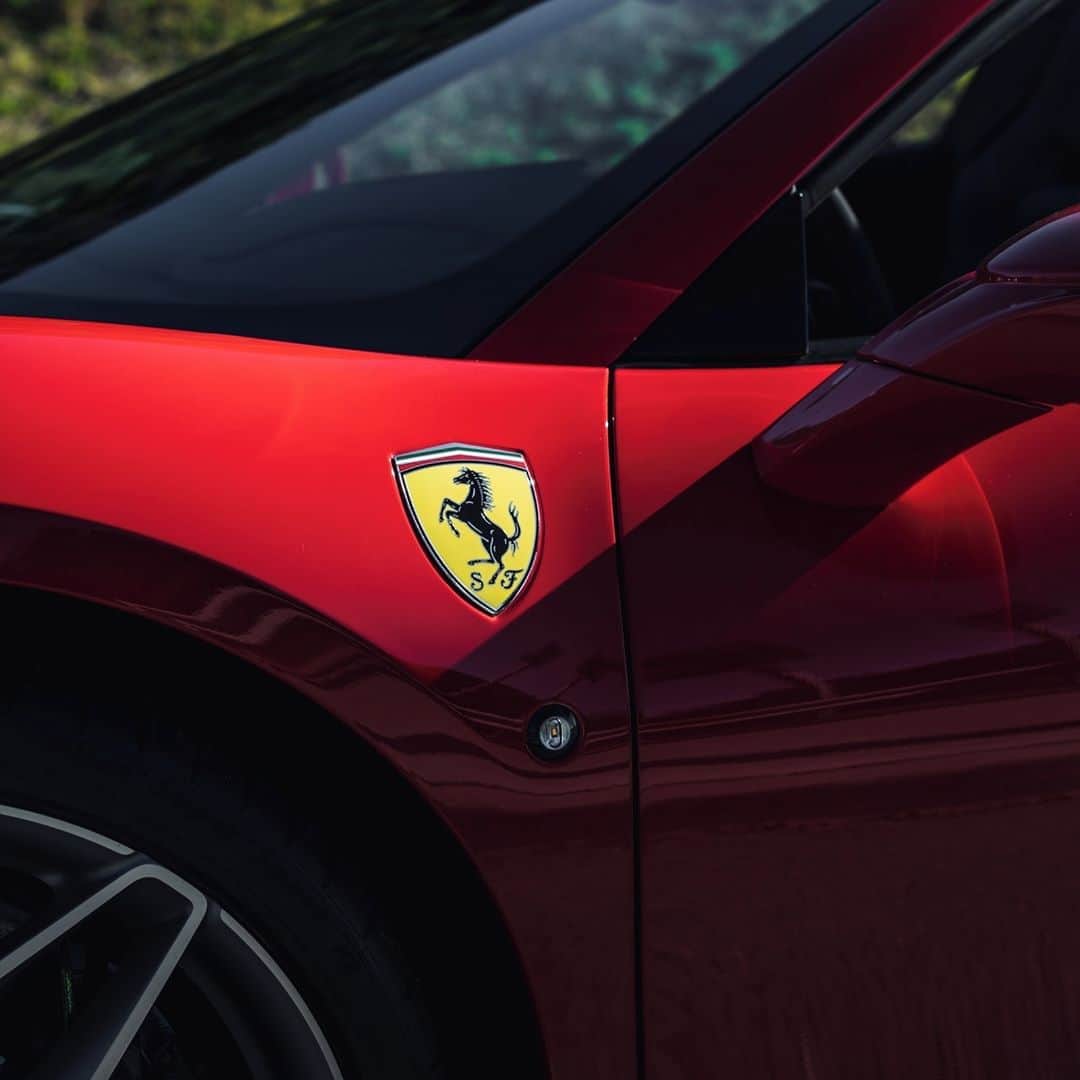 フェラーリさんのインスタグラム写真 - (フェラーリInstagram)「Power is flaunted on every twist and turn. The #FerrariF8Spider was shaped by the wind for true ‘wild at heart’ moments. #Ferrari #Details #ItalianDesign」7月25日 0時00分 - ferrari