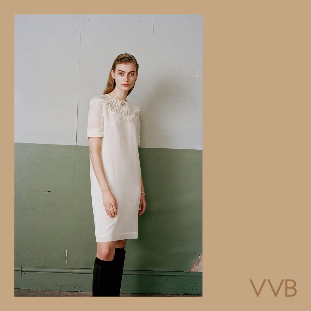 ヴィクトリアベッカムさんのインスタグラム写真 - (ヴィクトリアベッカムInstagram)「A pretty pin-tucked neckline and lightweight silk-blend fabric make for the perfect daytime mini dress #VVB」7月25日 0時15分 - victoriabeckham