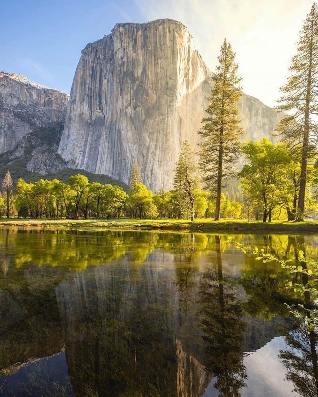 Discoveryさんのインスタグラム写真 - (DiscoveryInstagram)「El Capitan, or El Cap, is a 3,000ft vertical rock formation in Yosemite National Park and considered one of the world’s hardest climbs.  . Photo: Mark Bouldoukian (@markian.b) . #elcapitan #rockclimbing #yosemite #extremesports #earthfocus #landscapephotography #majestic_earth #reflection」7月25日 0時11分 - discovery