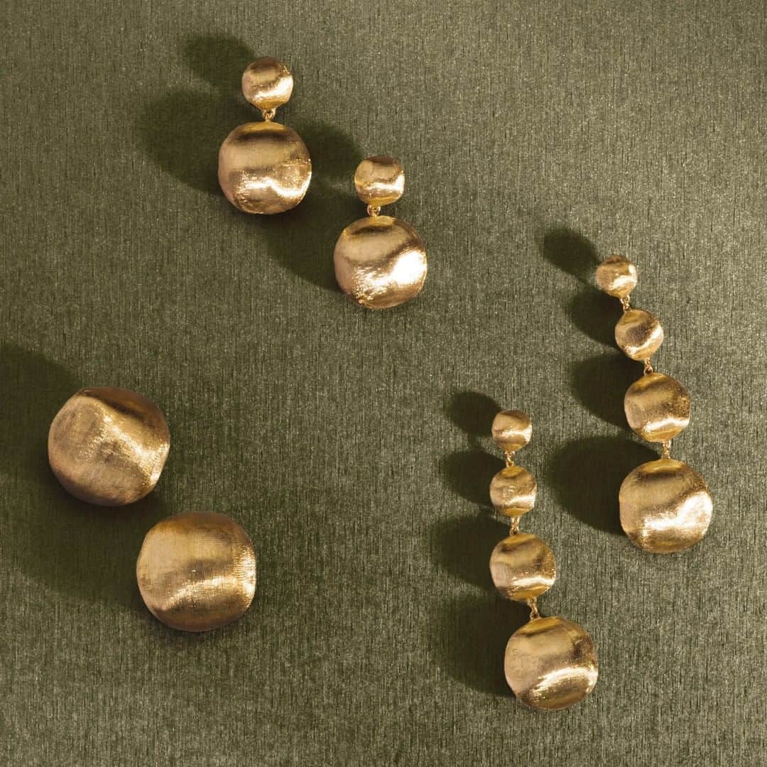 マルコ ビチェゴさんのインスタグラム写真 - (マルコ ビチェゴInstagram)「Treat yourself to the beauty of hand engraved gold. Marco Bicego® Africa Collection. #marcobicego #jewelry #everydayluxury #gold #diamonds #madeinitaly #italianstyle #earrings」7月25日 0時12分 - marco_bicego