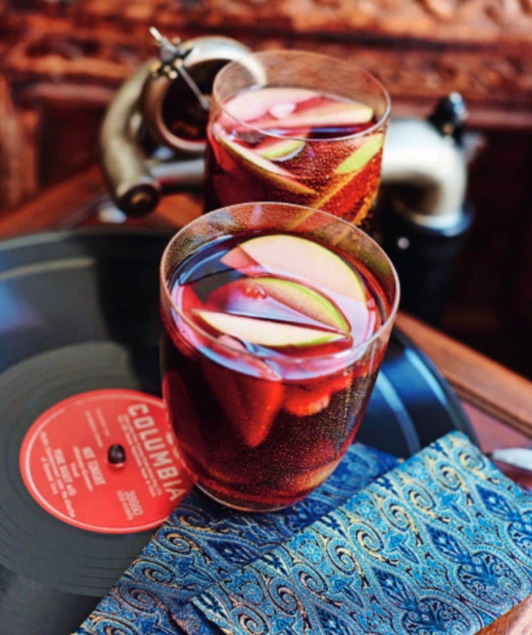 ケリスのインスタグラム：「Sangria feels like summer to me and everyone drank it like water when I was living in Spain. I serve it all the time when I entertain at home. It's refreshing, delicious, and it looks really pretty in a big jug. Also, it's perfect for a summer BBQ or picnic! Ingredients + instructions below! • Ingredients:  1 (750 - ml) bottle red wine (choose a mid-price Spanish red wine)  2 cups of sugar  1 tablespoon pure vanilla extract  1 teaspoon ground nutmeg  1 teaspoon ground cinnamon  A handful of mint sprigs Fresh cherries grapes, sliced apples, and orange wedges  1 (750-ml) bottle chilled sparkling mineral water  • Recipe: In a large pot, combine the wine, tequilla, sugar, vanilla, nutmeg, and cinnamon. Stir until the sugar has dissolved. Add mint sprigs and fruit, cover, and refrigerate for 1 to 2 hrs to marinate the fruit. Just before serving, add the mineral water & transfer to a glass jug.」