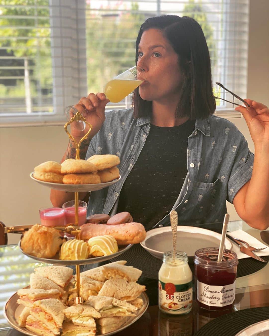キャサディー・ポープのインスタグラム：「We recreated one of my favorite things last weekend: afternoon tea 🤤 Managed to find clotted cream for the homemade English scones! Trying to bring little bit of England to Nashville.」