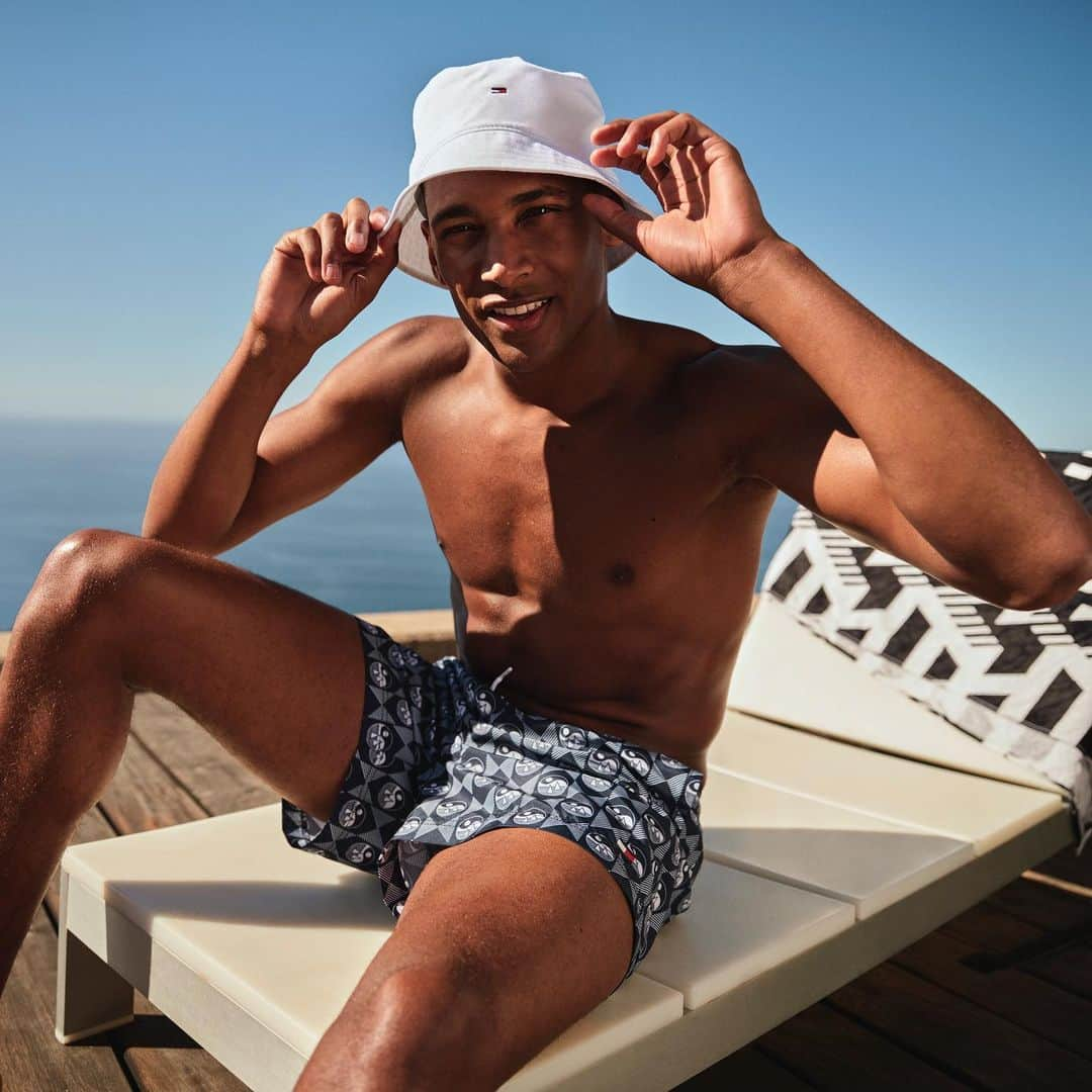 Tommy Hilfigerさんのインスタグラム写真 - (Tommy HilfigerInstagram)「Swim trunks + SPF ☀️ #TommyHilfiger」7月25日 0時17分 - tommyhilfiger