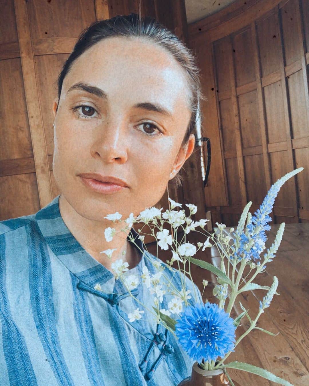 ミア・マエストロのインスタグラム：「Only Wild Flowers for this Mountain Tea Room 🌾」