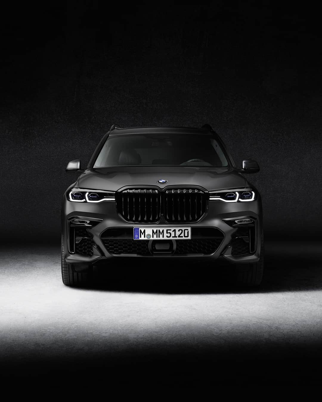 BMWさんのインスタグラム写真 - (BMWInstagram)「High quality design, born in darkness.  The BMW X7 Dark Shadow Edition.  #TheX7 #BMW #X7 __ BMW X7 M50i: Fuel consumption in l/100 km (combined): 11.1–10.9. CO2 emissions in g/km (combined): 252–248.  Further information: www.bmw.com/disclaimer. Acceleration (0-100 km/h): 4.7 s. Power: 390 kW, 530 hp, 750 Nm. Top speed (limited): 250 km/h.」7月25日 0時18分 - bmw