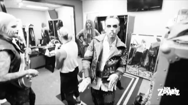 ロブ・ゾンビのインスタグラム：「Here is a fun video @rob_fenn put together back when it was normal to crowd together and go bananas 🍌 ! I hope we can do this in the USA again someday.... fingers crossed .  #robzombie #john5 #piggyd #gingerfish #robfennphotography」