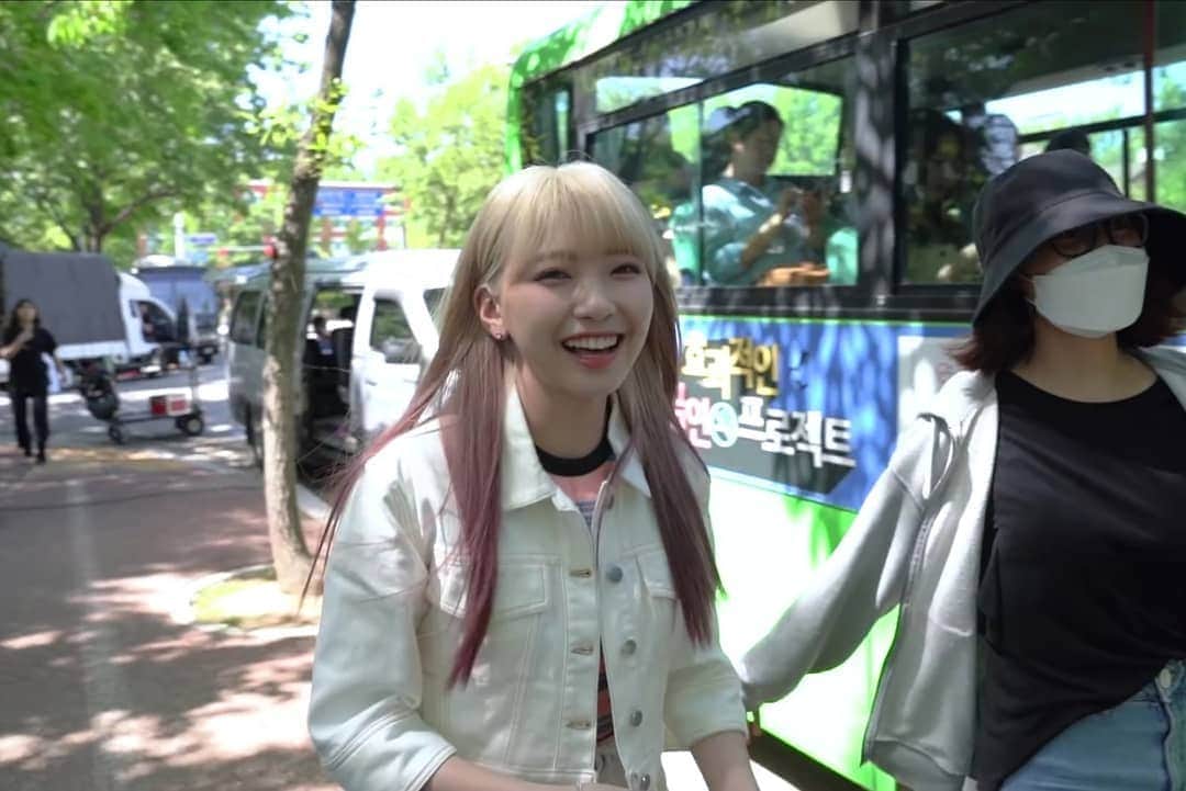 マユカ（小合麻由佳）さんのインスタグラム写真 - (マユカ（小合麻由佳）Instagram)「NiziU MAYUKA「Make you happy」M/V MAKING FILM (1/4) - - 𝗙𝗼𝗹𝗹𝗼𝘄 @MayukaOgou 𝗳𝗼𝗿 𝗺𝗼𝗿𝗲 𝘂𝗽𝗱𝗮𝘁𝗲𝘀 - - - - #MAYUKA #MayukaOgou #NiziU #NiziUMayuka #JYPNewGirlGroup #JYP #MakeYouHappy #WithU #NiziUMakeYouHappy #니쥬」7月25日 0時22分 - mayukaogou