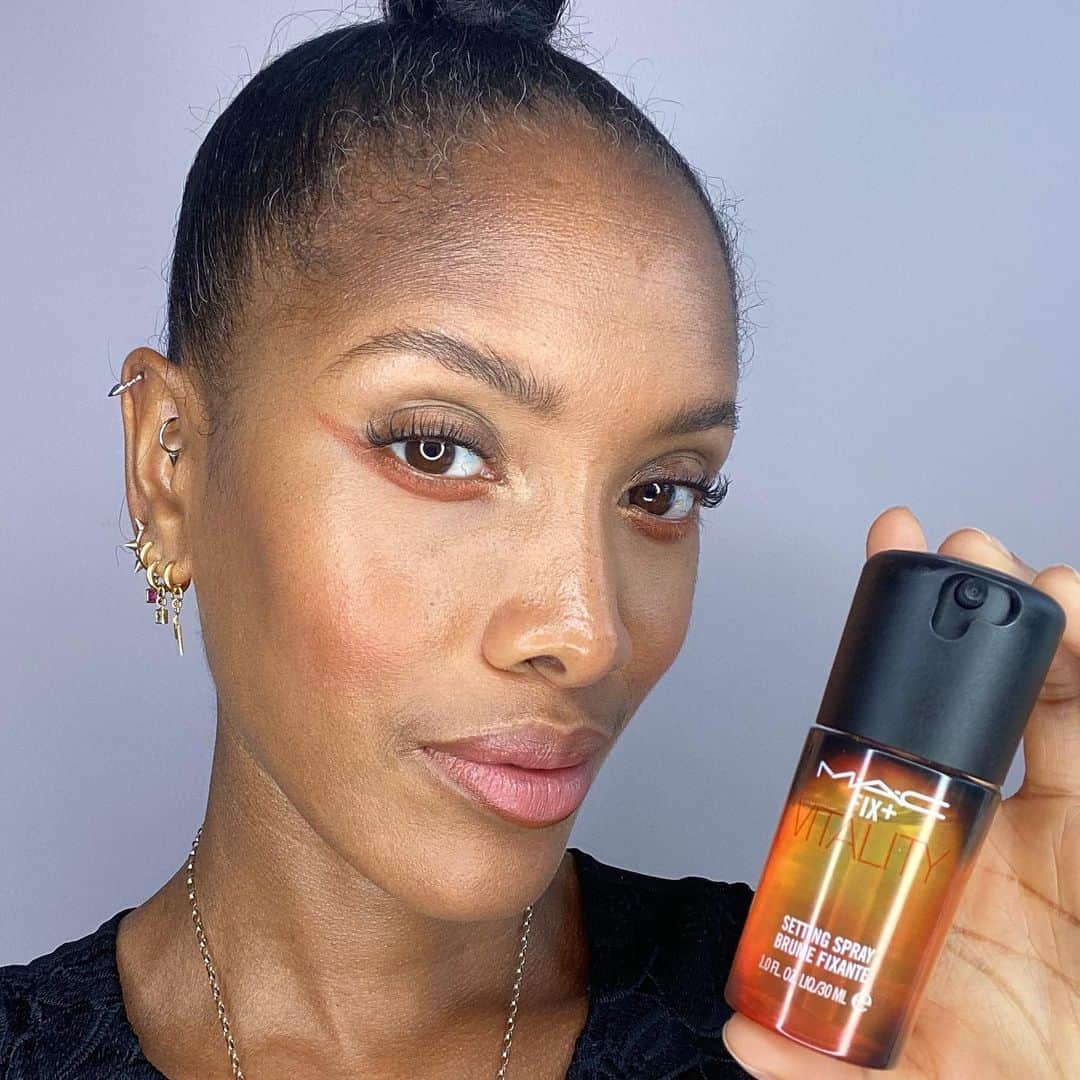 M·A·C Cosmetics UK & Irelandさんのインスタグラム写真 - (M·A·C Cosmetics UK & IrelandInstagram)「Who needs a spritz? 🍹 On Fridays we wear Fix + Vitality 🧡 Get juiced for the weekend with the energising scent of apricot & tangerine 🍊 P.S It also hydrates & refreshes skin. You’re welcome.   👩‍🎨@charlenewilliams_mua #WhatsYourVibe #MACCosmeticsUK #MACCosmetics」7月25日 0時23分 - maccosmeticsuk