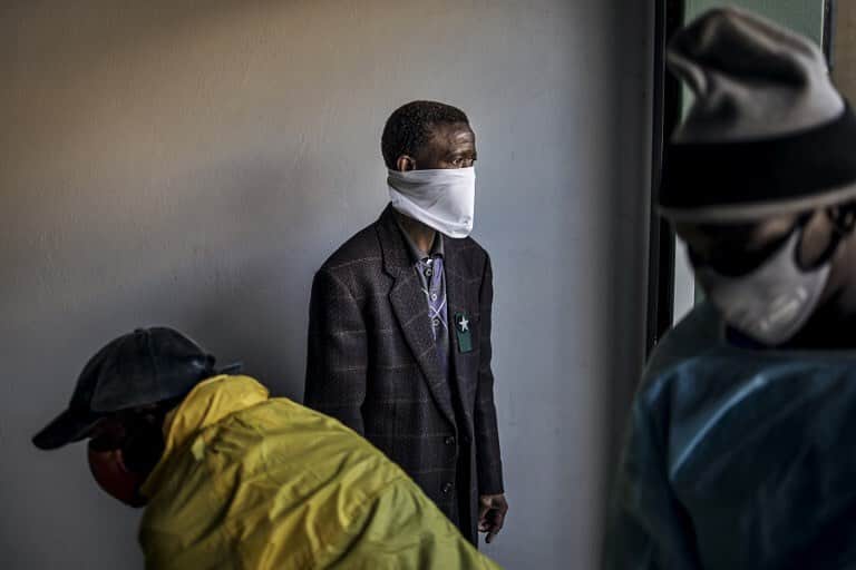 のインスタグラム：「AFP Photo 📷 @marcolongari - A relative looks at the casket containing the remains of COVID-19 patient loaded in a hearse at the AVBOB mortuary in Soweto, on July 24, 2020.」