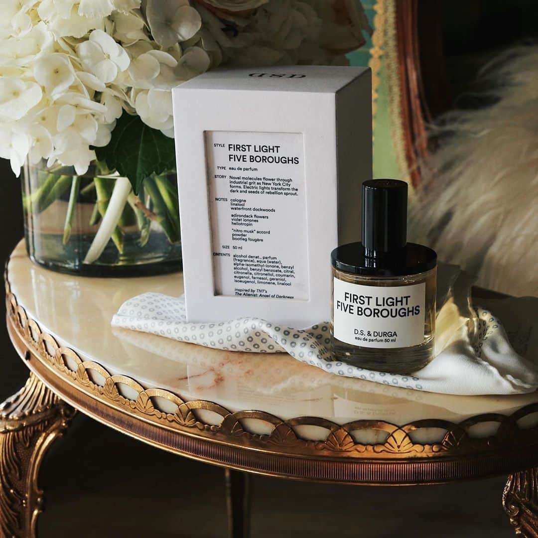ジェーン・アルドリッジのインスタグラム：「I’m a huge D.S. & Durga fan, and I have been so excited to try the scent they created inspired by the Alienist @thealienistTNT. I finally got to try it for the first time and I can honestly say this is my favorite D.S. & Durga scent yet. My husband (an even bigger fragrance fan than me) agrees. We’ve been bingeing the Alienist and the show brings turn-of-the-century New York City to life so vividly. This past world is uncannily captured by this fragrance, and if you like woodsy scents this one brings unique notes of turpines together with notes of chemical violets, vanilla, and hay. It’s unlike any scent I’ve tried before. Thank you @DSdurga and the @thealienistTNT for this special scent. The new season of the Alienist started this week with a bang, and if you like crime psychology and historical costume dramas, you must watch it! New episodes air Sundays at 9/8c on @tntdrama #tntpartner」